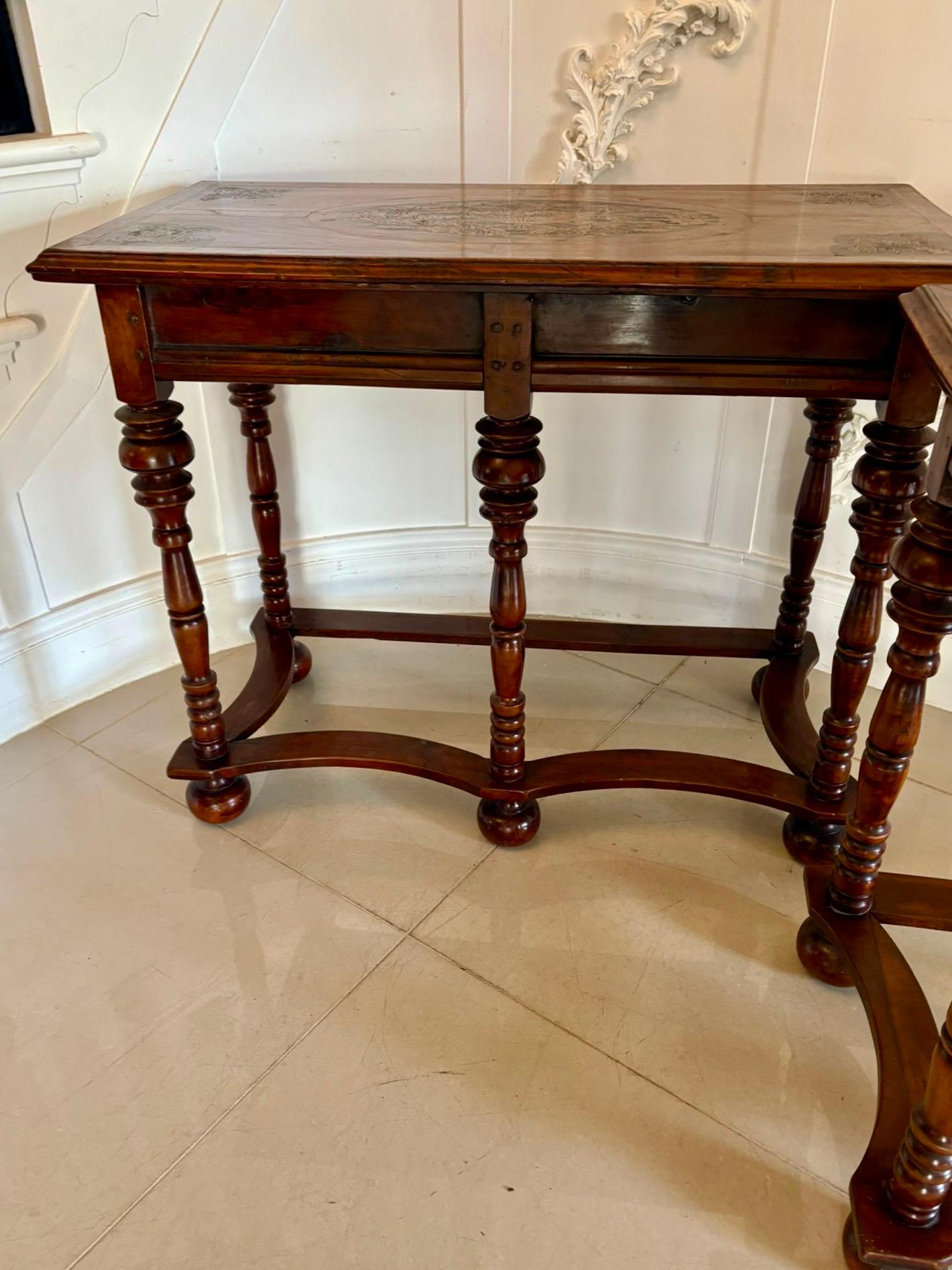 Anglais Paire de tables consoles anciennes en ronce de noyer incrustée de marqueterie, d'une qualité exceptionnelle en vente