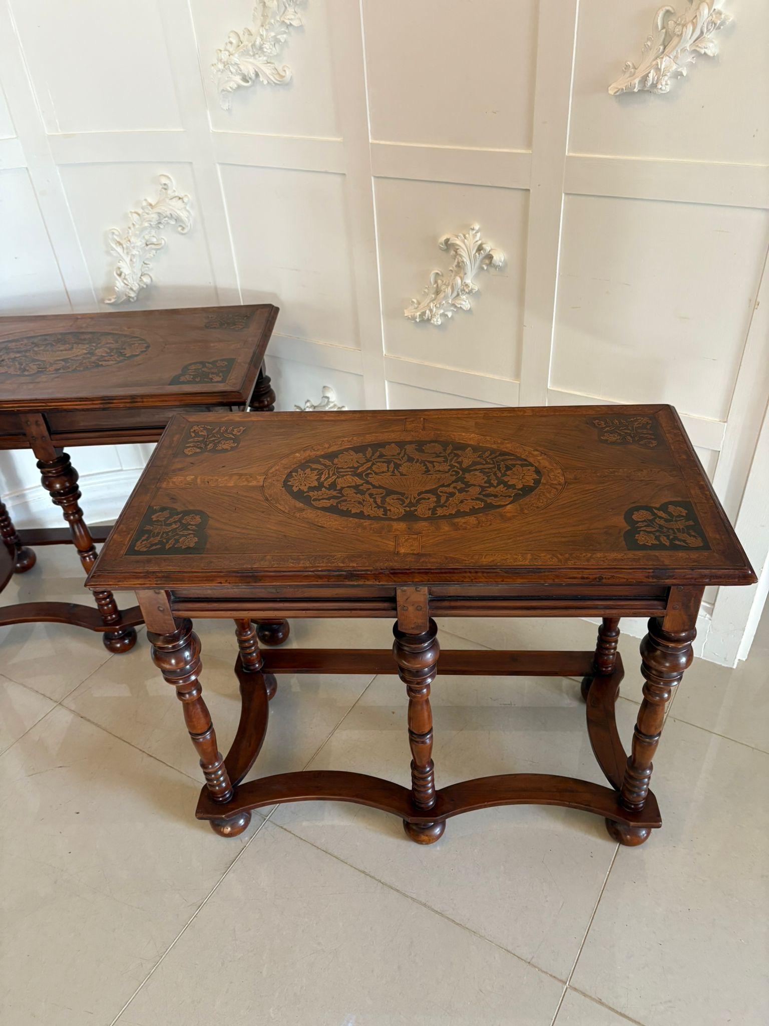 Noyer Paire de tables consoles anciennes en ronce de noyer incrustée de marqueterie, d'une qualité exceptionnelle en vente