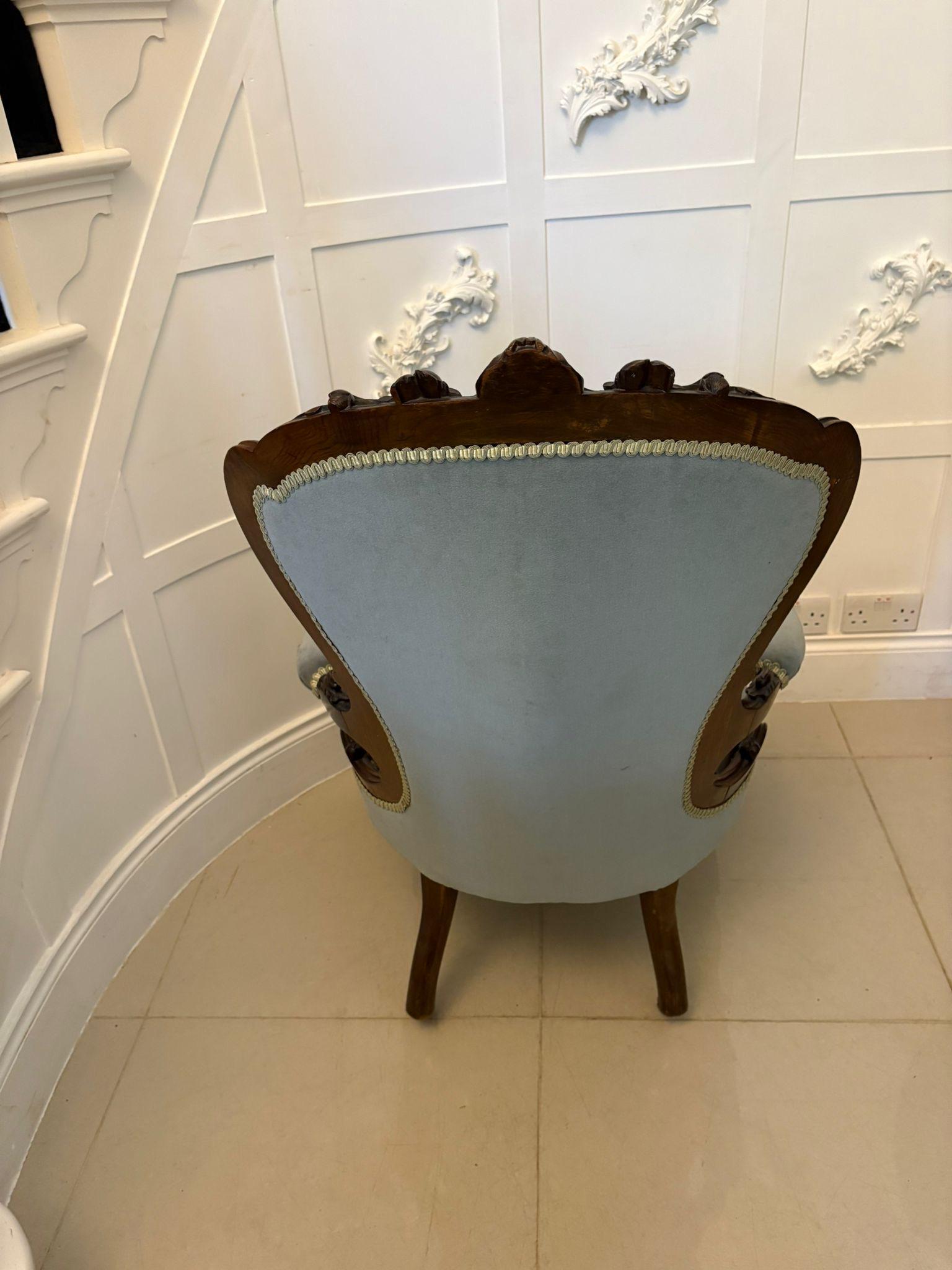 Coppia di sedie da signore e signori in noce intagliato di epoca vittoriana di qualità eccezionale, entrambe con un magnifico schienale in noce intagliato di qualità. La sedia da gentiluomo ha braccioli aperti con supporti a voluta intagliati e