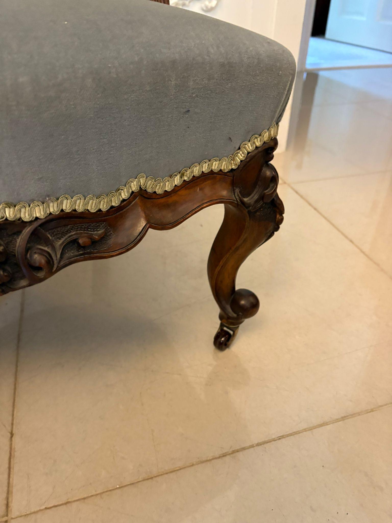 Coppia di sedie da donna e da uomo in legno di noce intagliato di qualità eccezionale In condizioni buone in vendita a Suffolk, GB