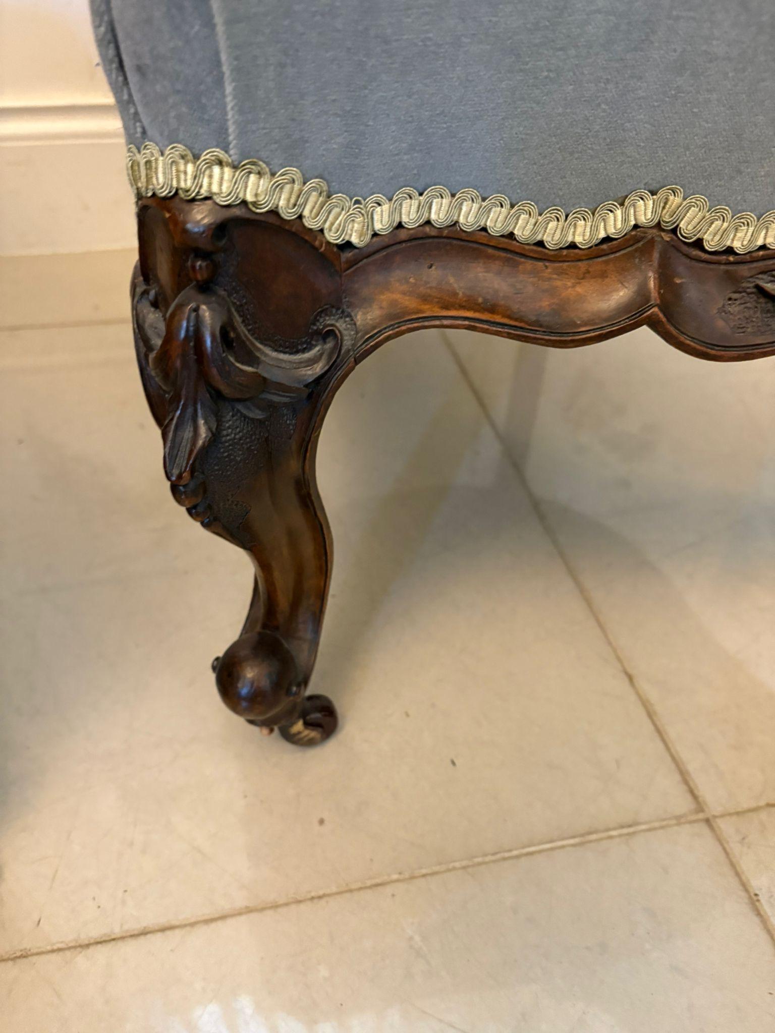 XIX secolo Coppia di sedie da donna e da uomo in legno di noce intagliato di qualità eccezionale in vendita