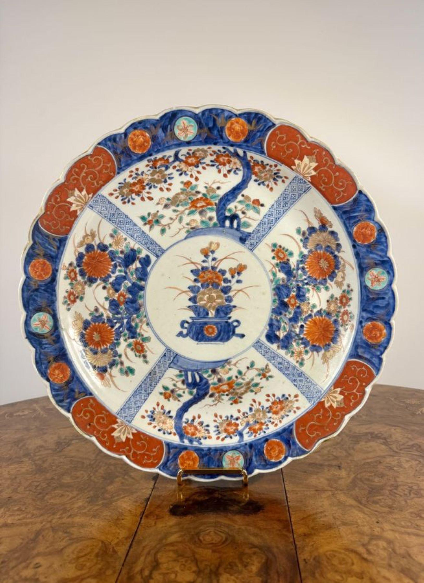 Exceptionnelle paire de chaises japonaises imari, avec des bords en forme de festons, décorées d'un panier de fleurs au centre entouré de panneaux avec des fleurs, des feuilles et des arbres peints à la main dans de superbes couleurs rouges, bleues,