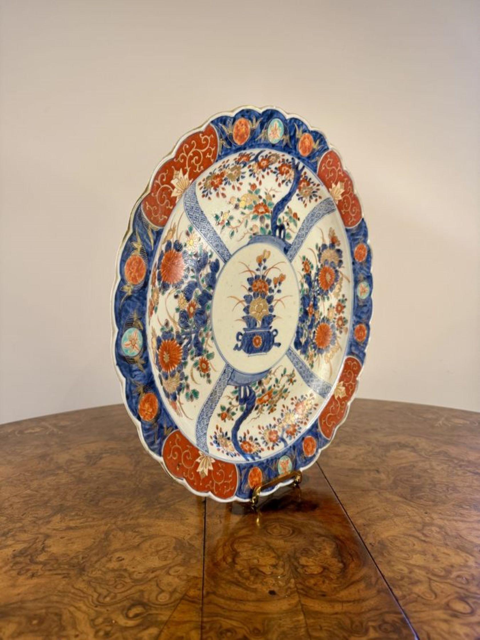 20ième siècle Paire de remarquables assiettes de présentation japonaises anciennes en imari en vente