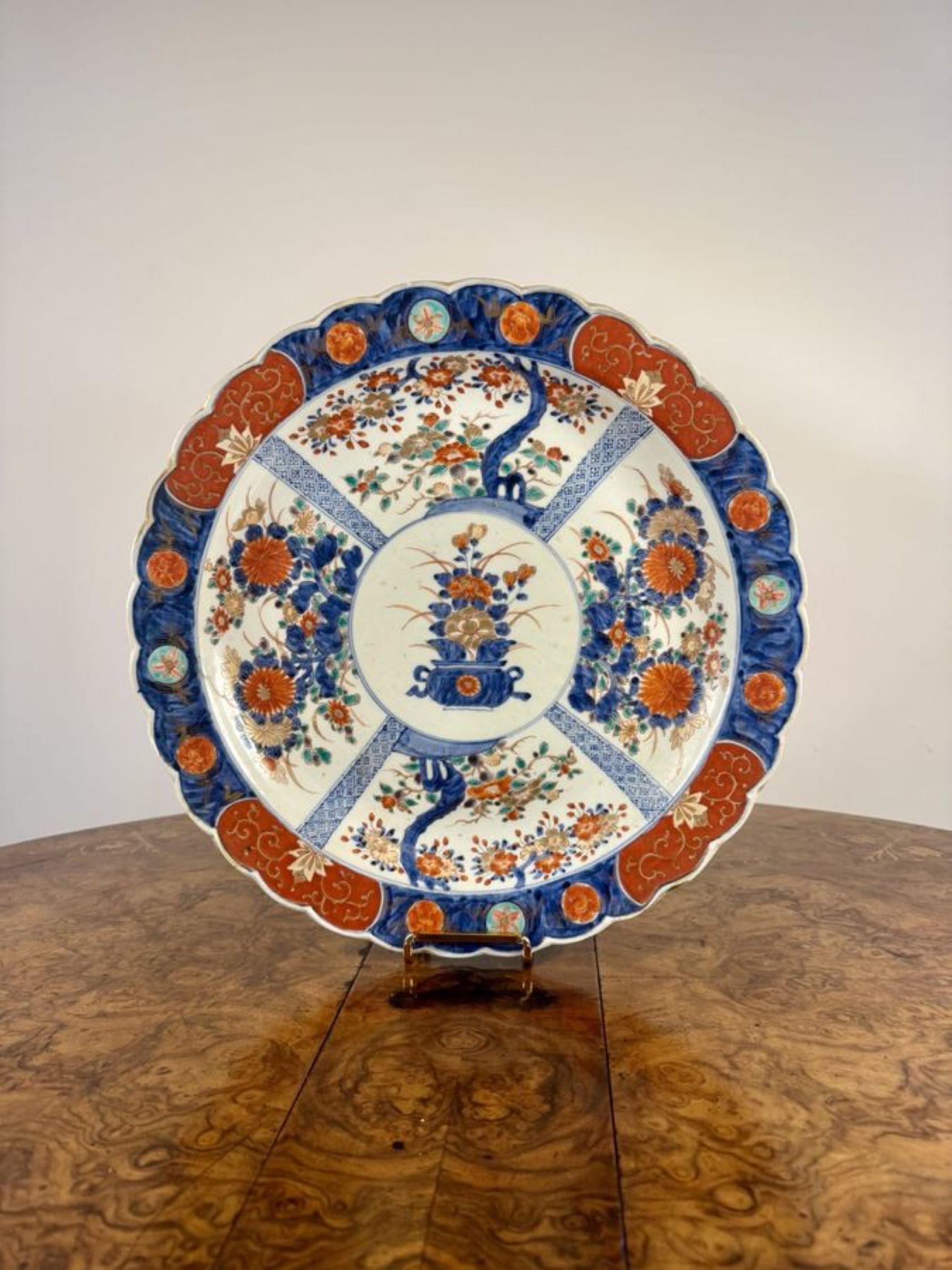 Céramique Paire de remarquables assiettes de présentation japonaises anciennes en imari en vente