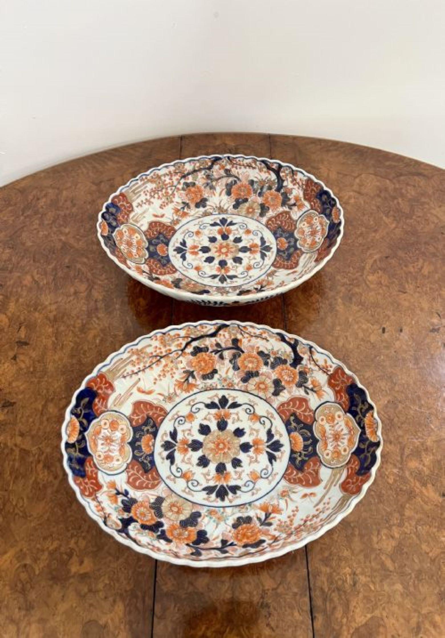 Paire de grands bols Imari japonais anciens à bord festonné d'une qualité exceptionnelle en vente 5