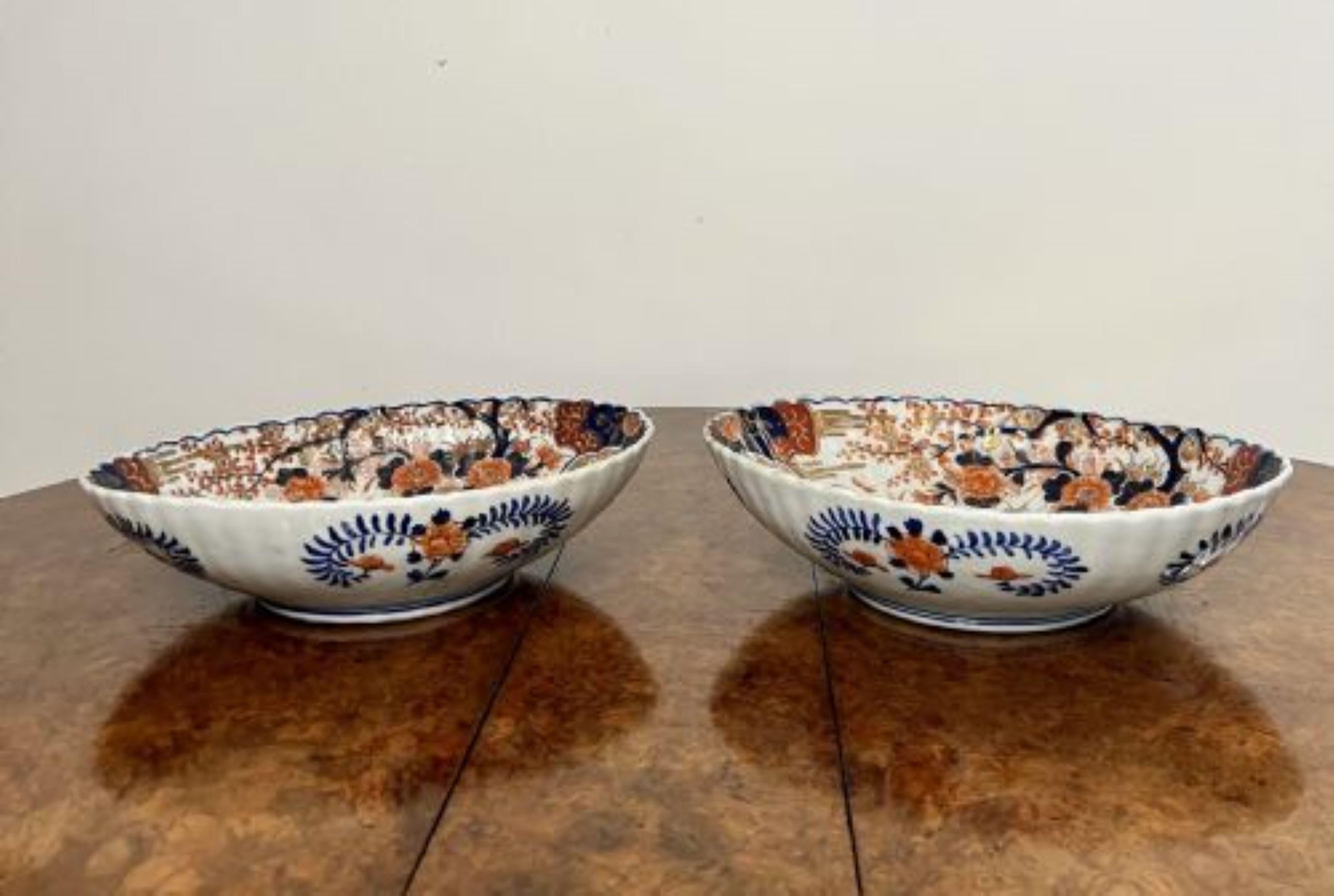 Outstanding quality pair of antique Japanese Imari large scalloped edge bowls  In Good Condition For Sale In Ipswich, GB