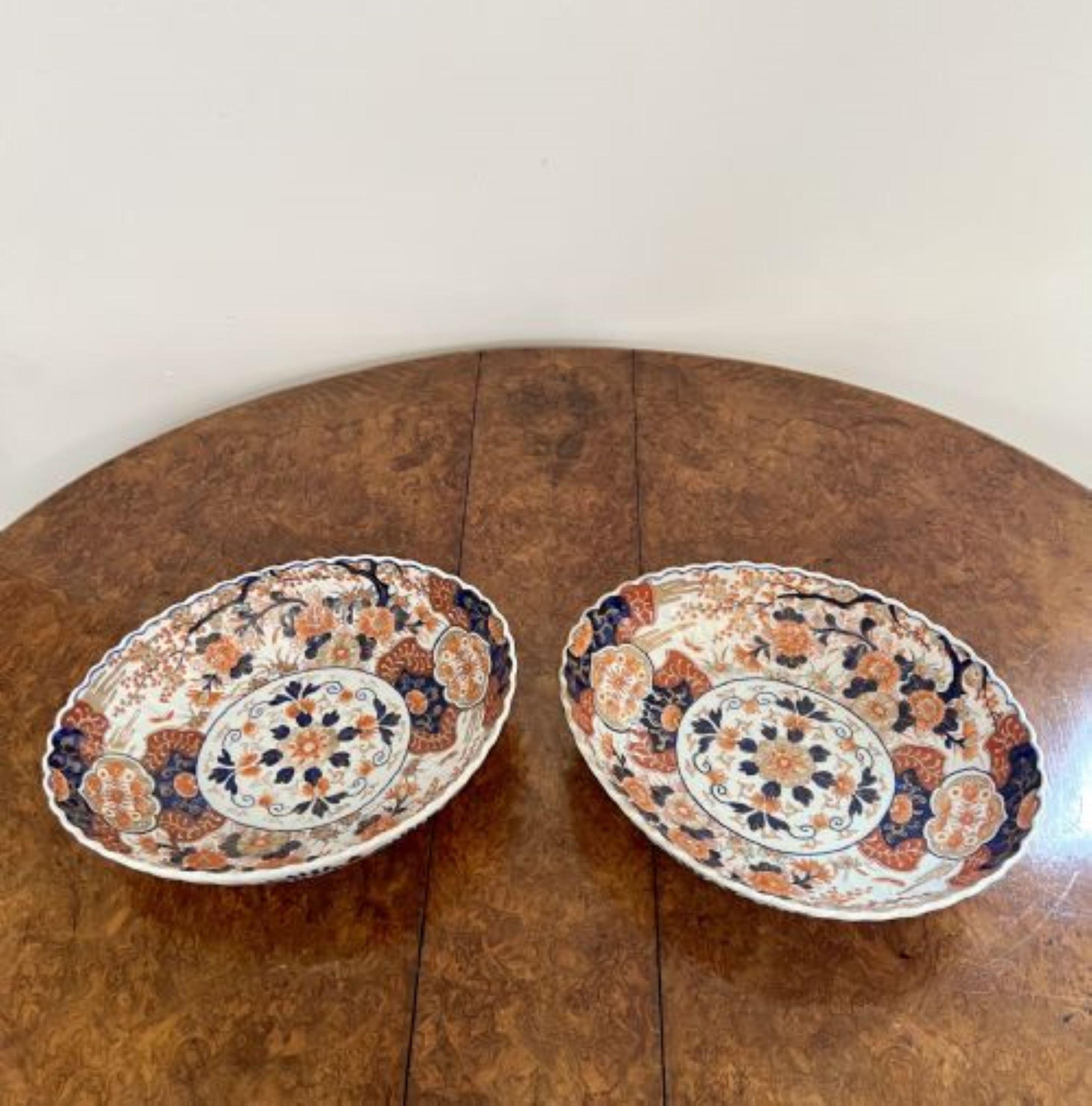 Céramique Paire de grands bols Imari japonais anciens à bord festonné d'une qualité exceptionnelle en vente