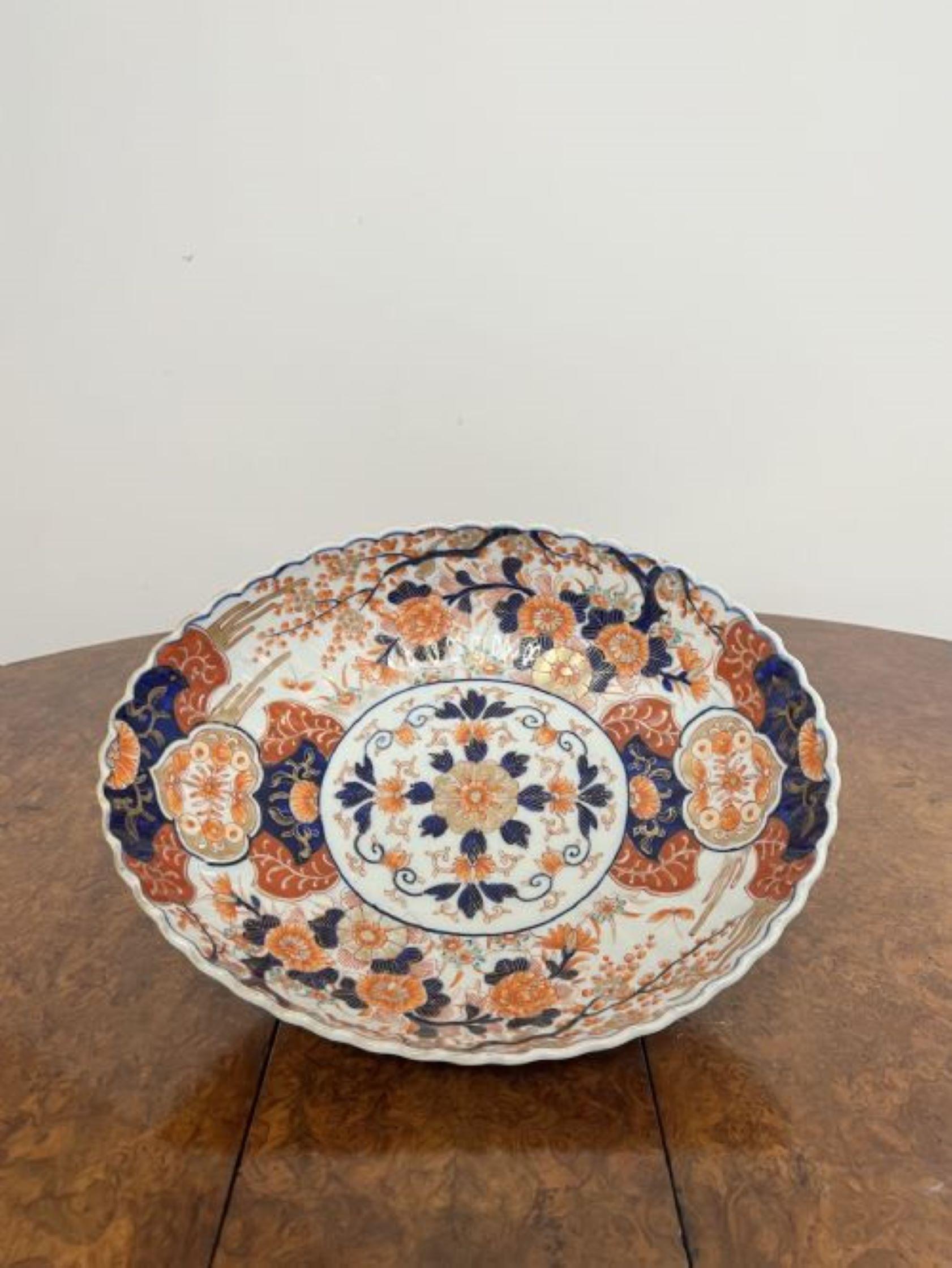 Paire de grands bols Imari japonais anciens à bord festonné d'une qualité exceptionnelle en vente 1