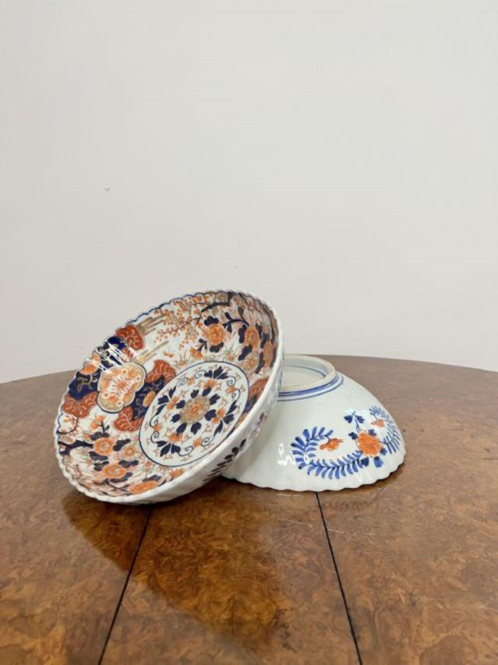 Paire de grands bols Imari japonais anciens à bord festonné d'une qualité exceptionnelle en vente 2