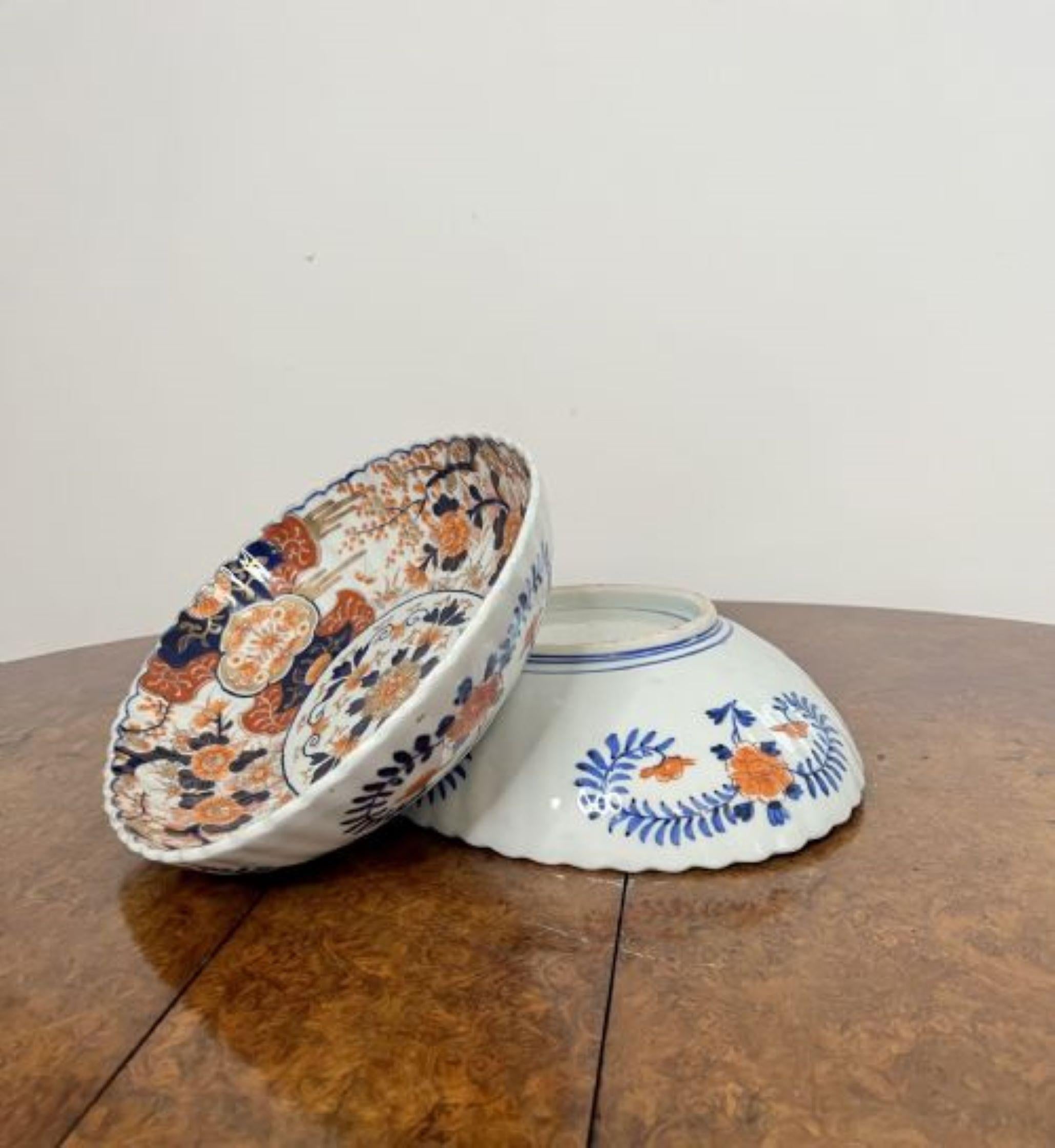 Paire de grands bols Imari japonais anciens à bord festonné d'une qualité exceptionnelle en vente 3