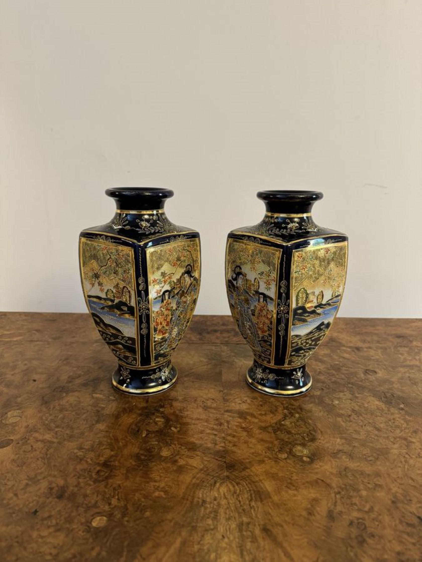 Paar antike japanische Satsuma-Vasen von hervorragender Qualität  (20. Jahrhundert) im Angebot