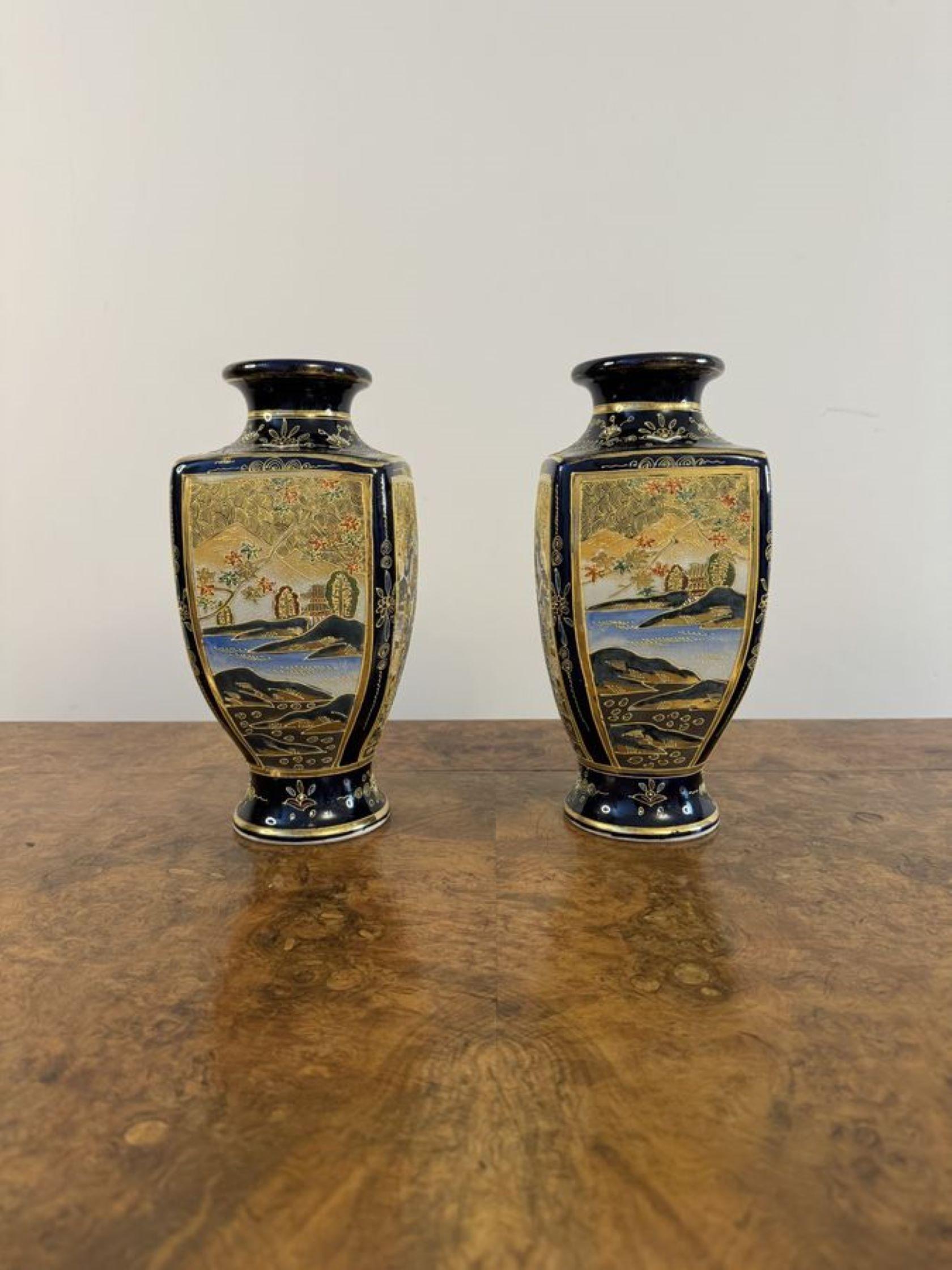 Paar antike japanische Satsuma-Vasen von hervorragender Qualität  (Keramik) im Angebot