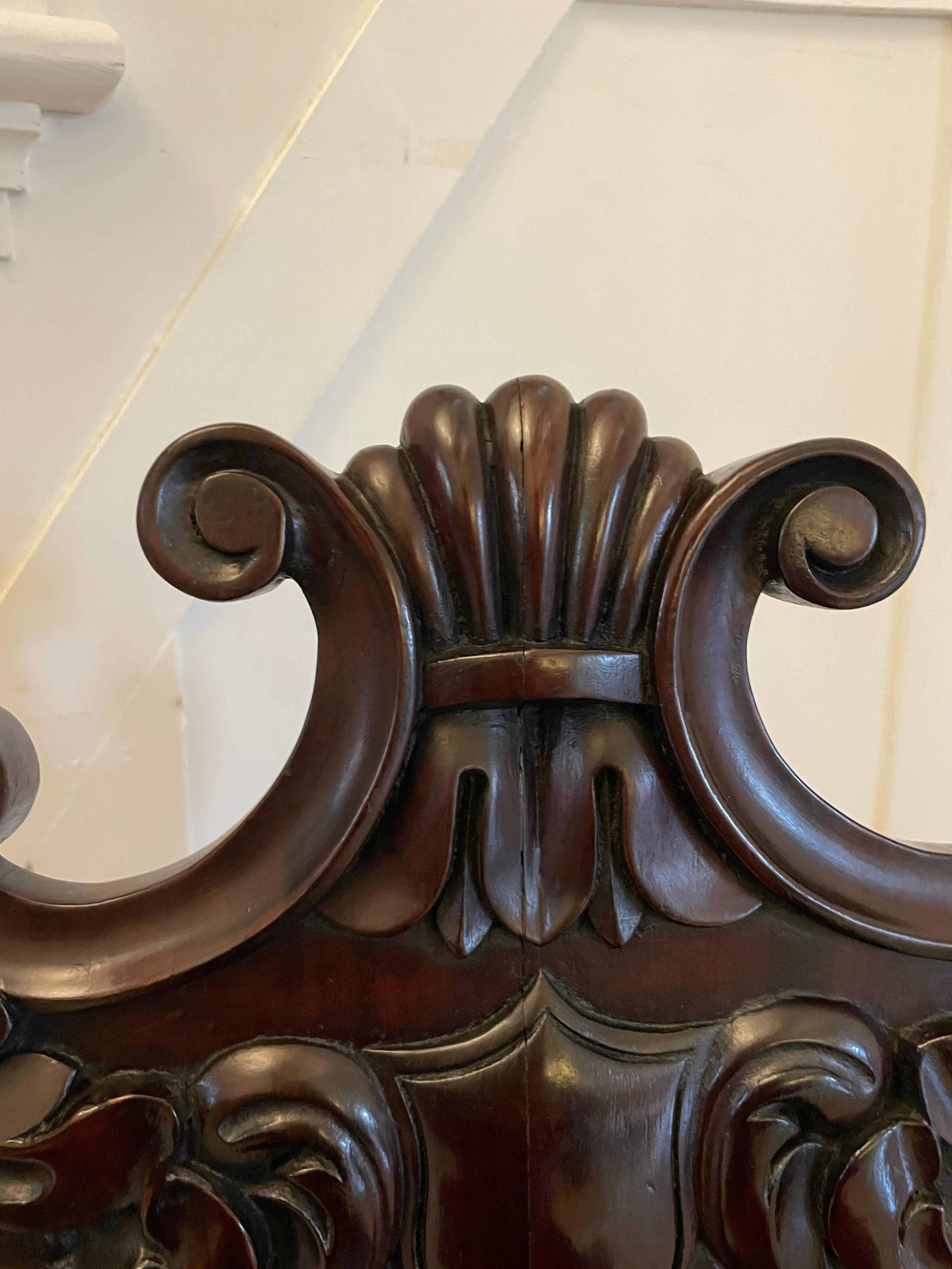 Paire de chaises de salon en acajou sculpté de style Régence d'une qualité exceptionnelle en vente 2
