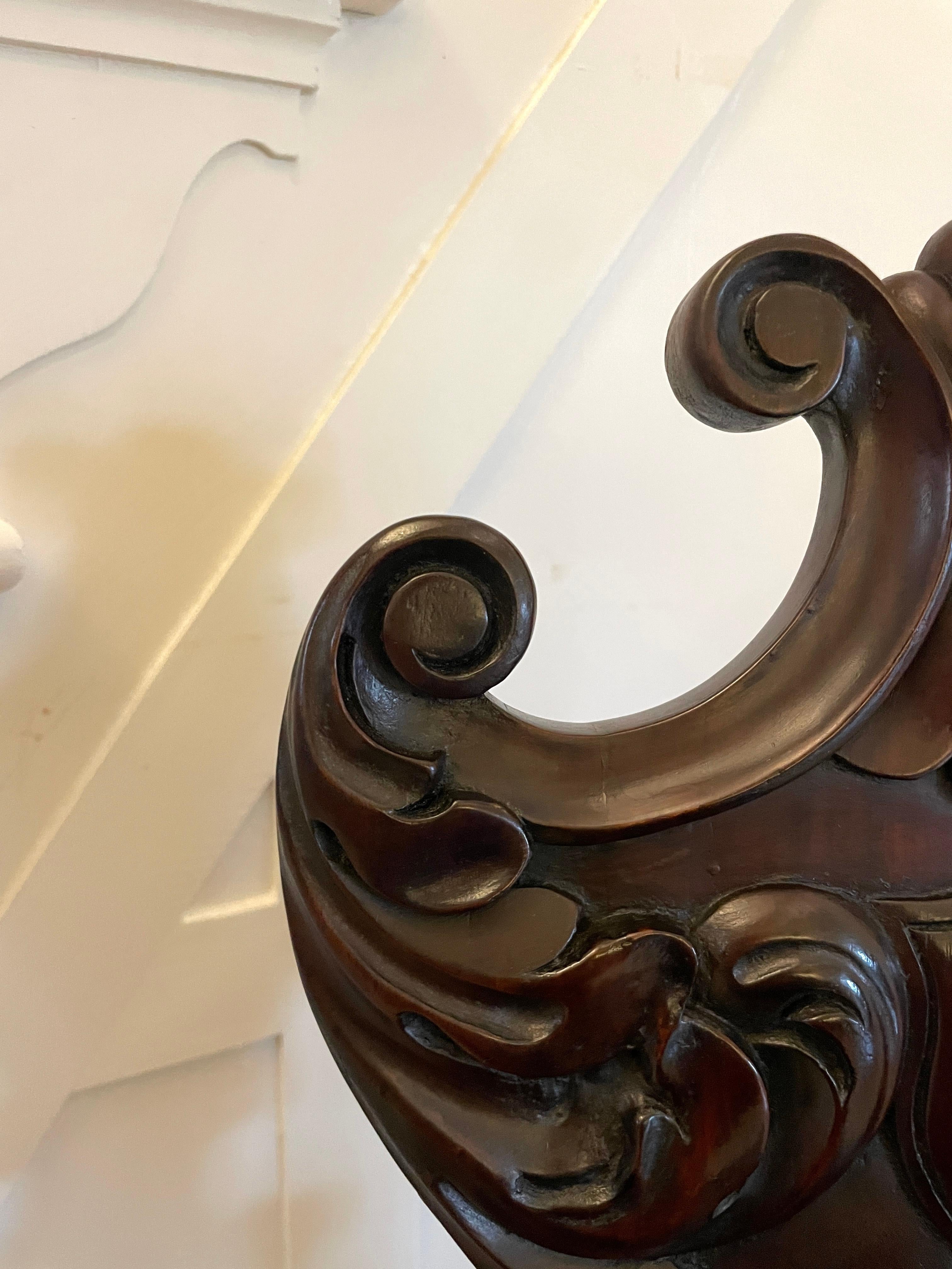 Paire de chaises de salon en acajou sculpté de style Régence d'une qualité exceptionnelle en vente 3