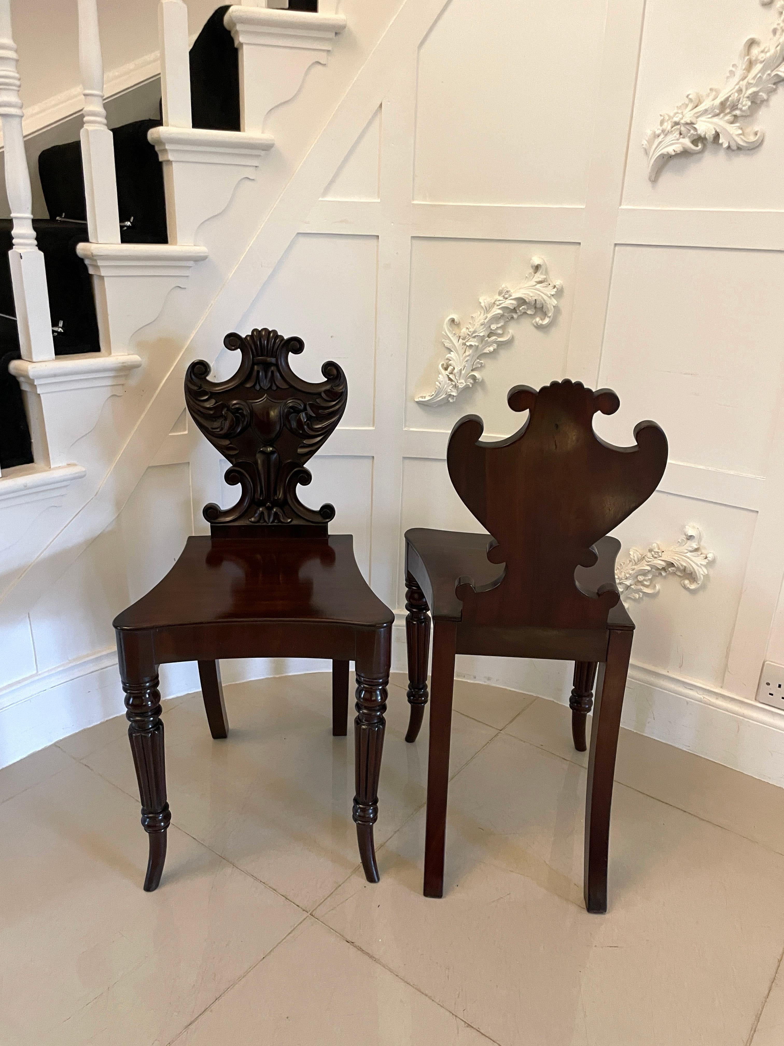 Paire de chaises de salon en acajou sculpté de style Régence d'une qualité exceptionnelle en vente 4