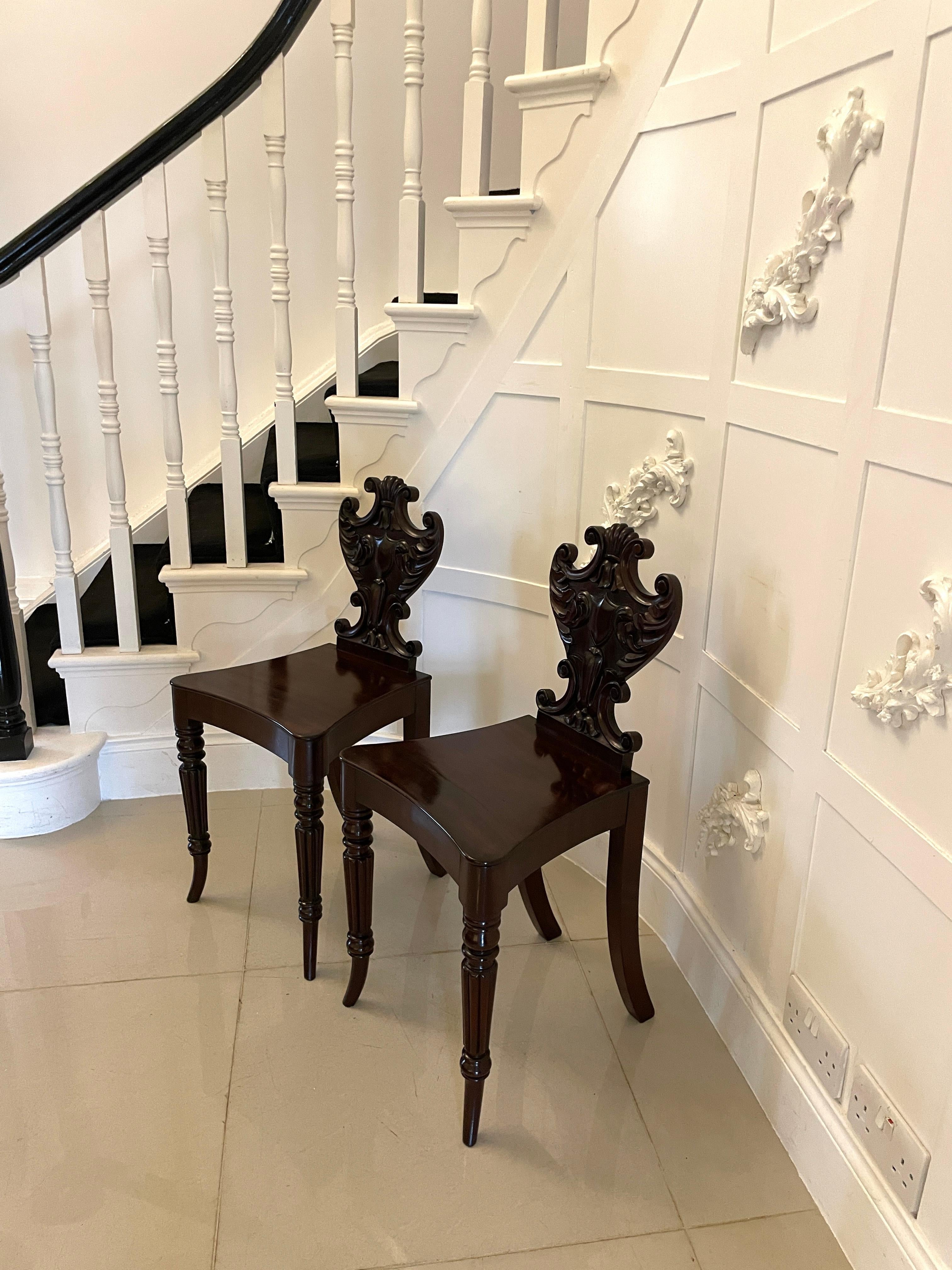 Paire de chaises de salon en acajou sculpté de style Régence d'une qualité exceptionnelle en vente 5