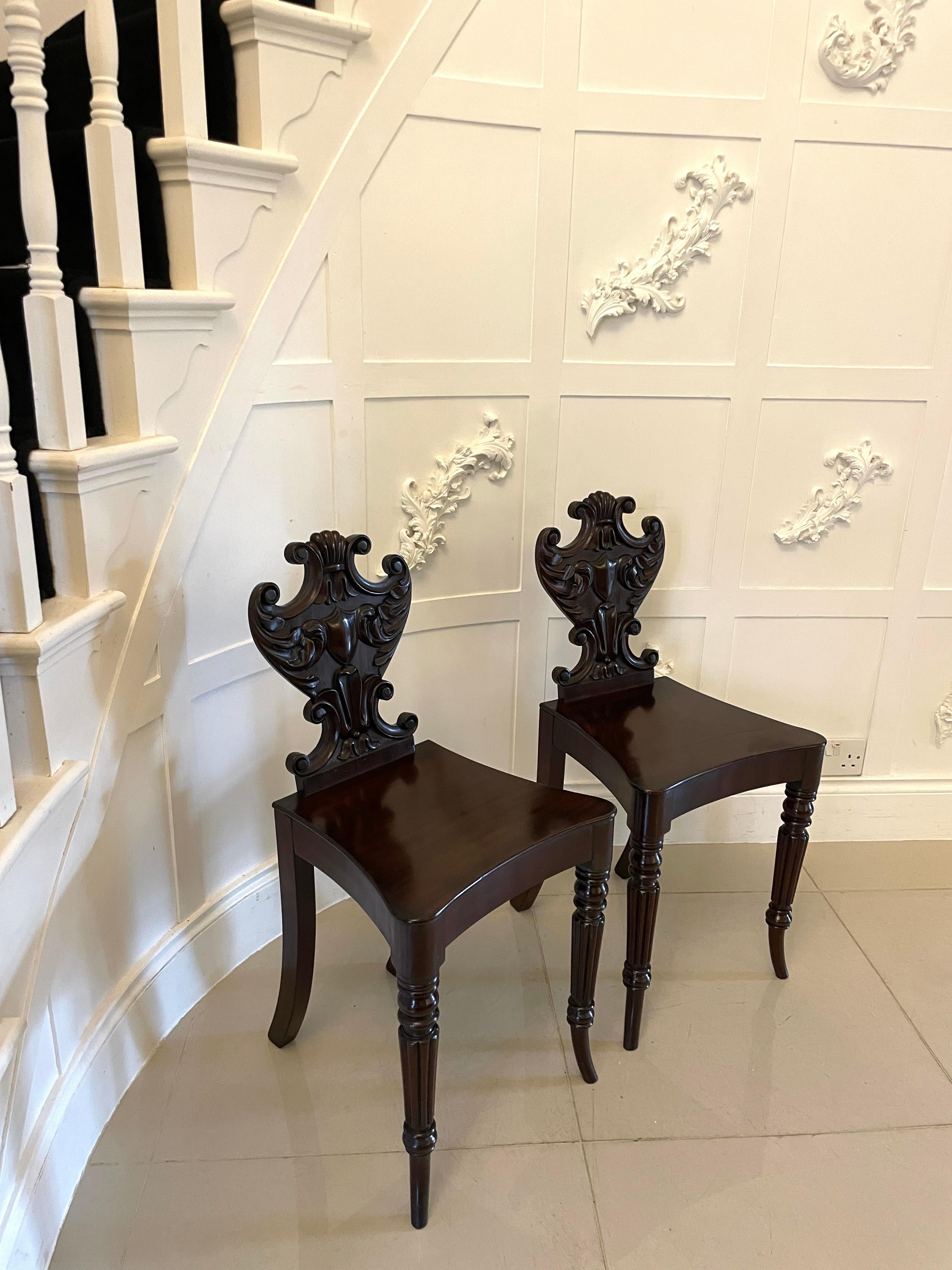 Paire de chaises de salon en acajou sculpté de style Régence d'une qualité exceptionnelle en vente 6