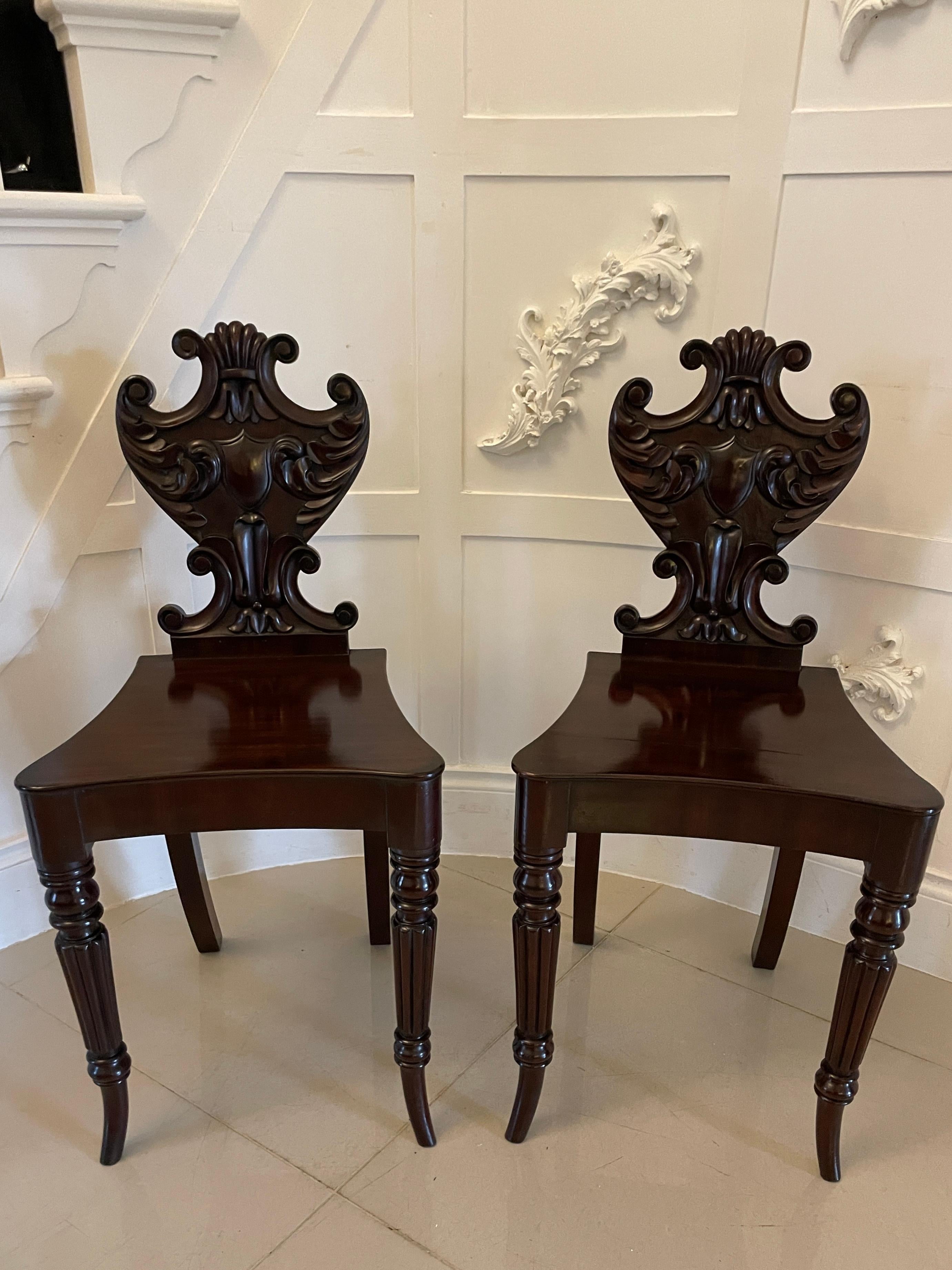 Paire de chaises de salon en acajou sculpté de style Régence d'une qualité exceptionnelle en vente 7