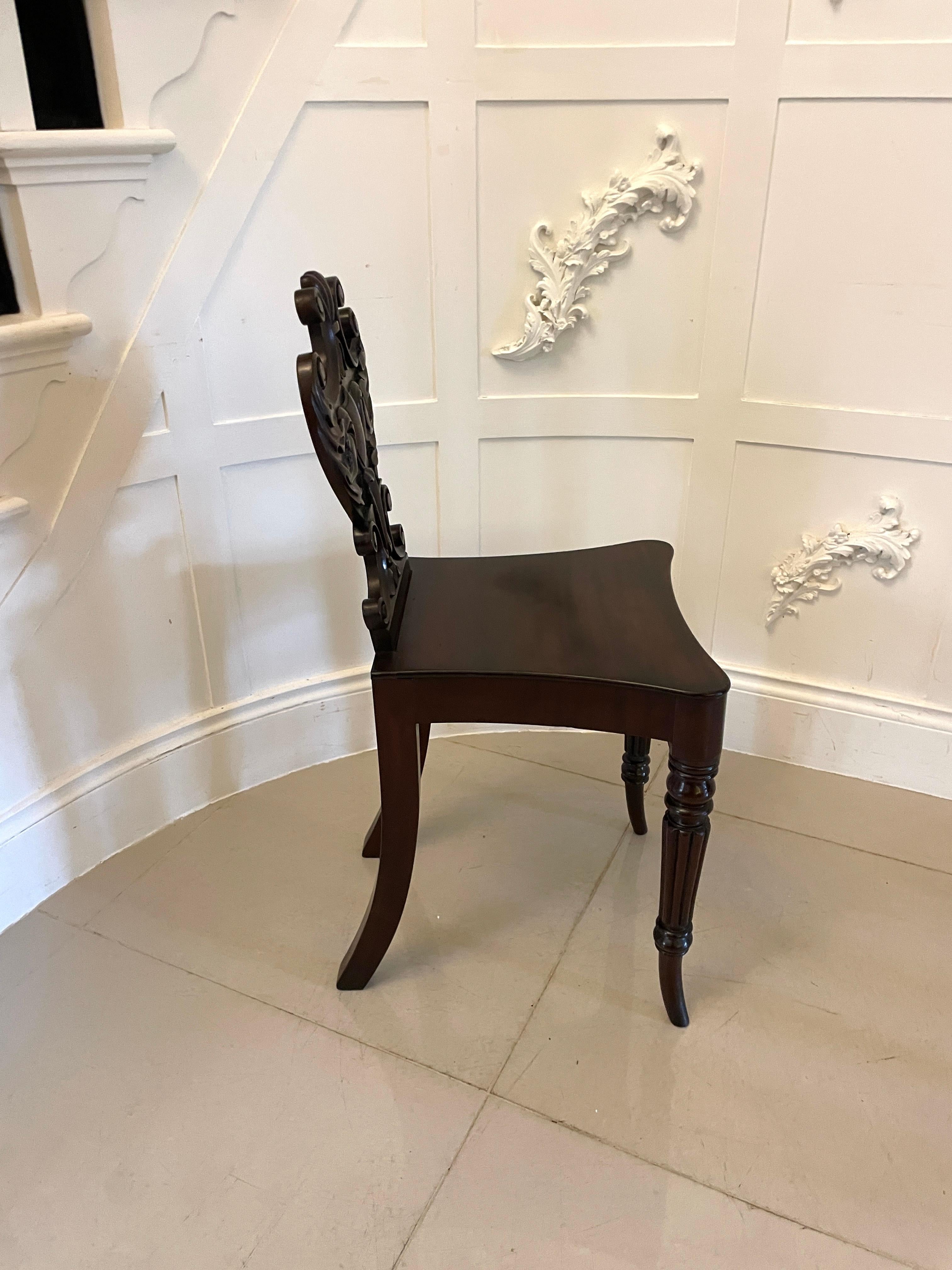 Anglais Paire de chaises de salon en acajou sculpté de style Régence d'une qualité exceptionnelle en vente
