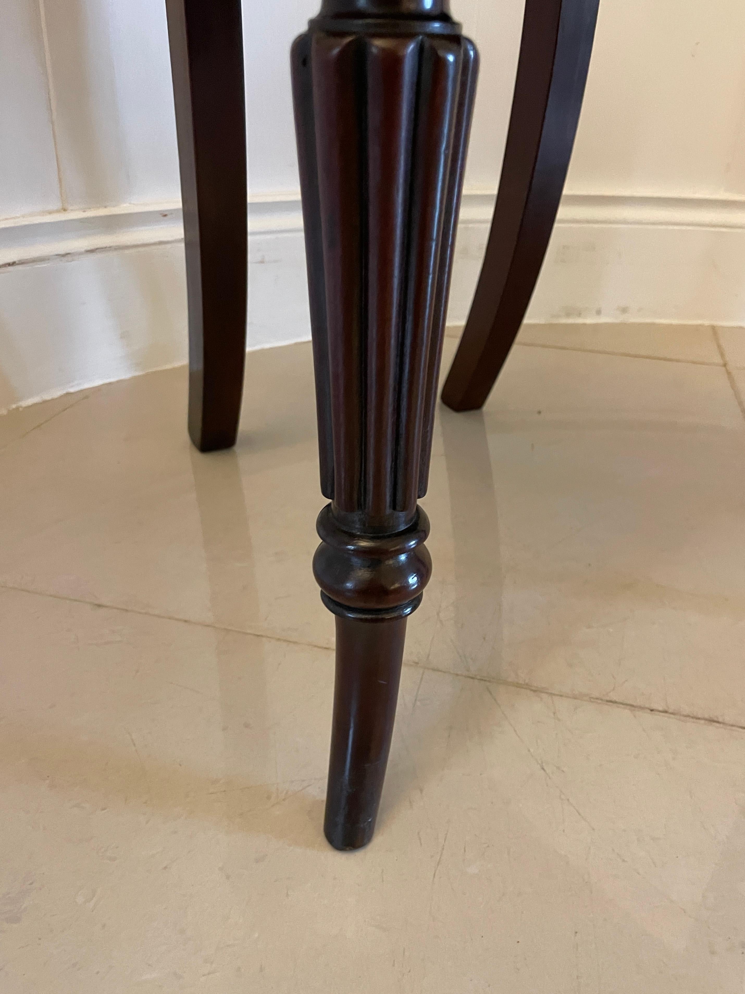Paire de chaises de salon en acajou sculpté de style Régence d'une qualité exceptionnelle Bon état - En vente à Suffolk, GB