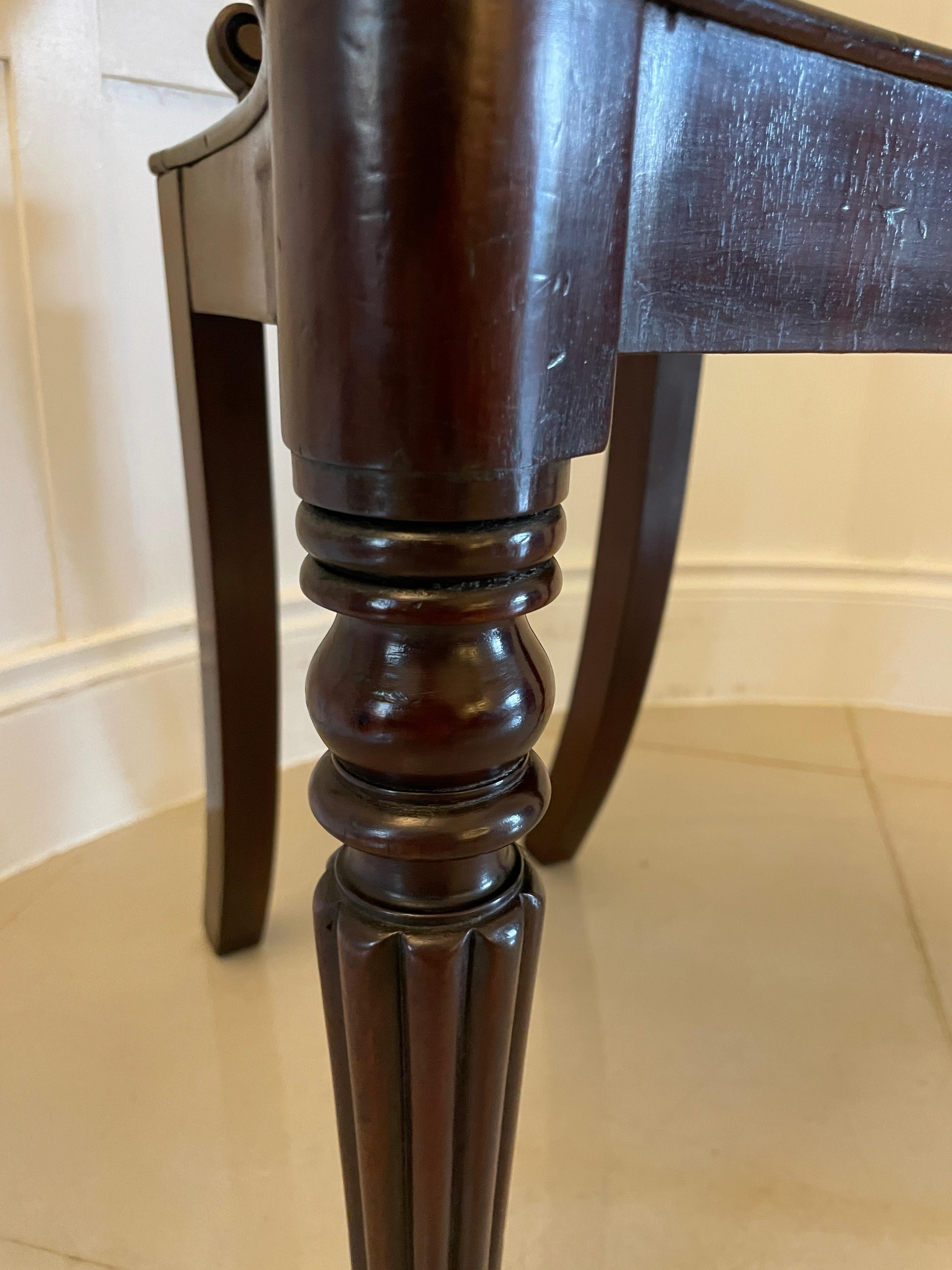 XIXe siècle Paire de chaises de salon en acajou sculpté de style Régence d'une qualité exceptionnelle en vente