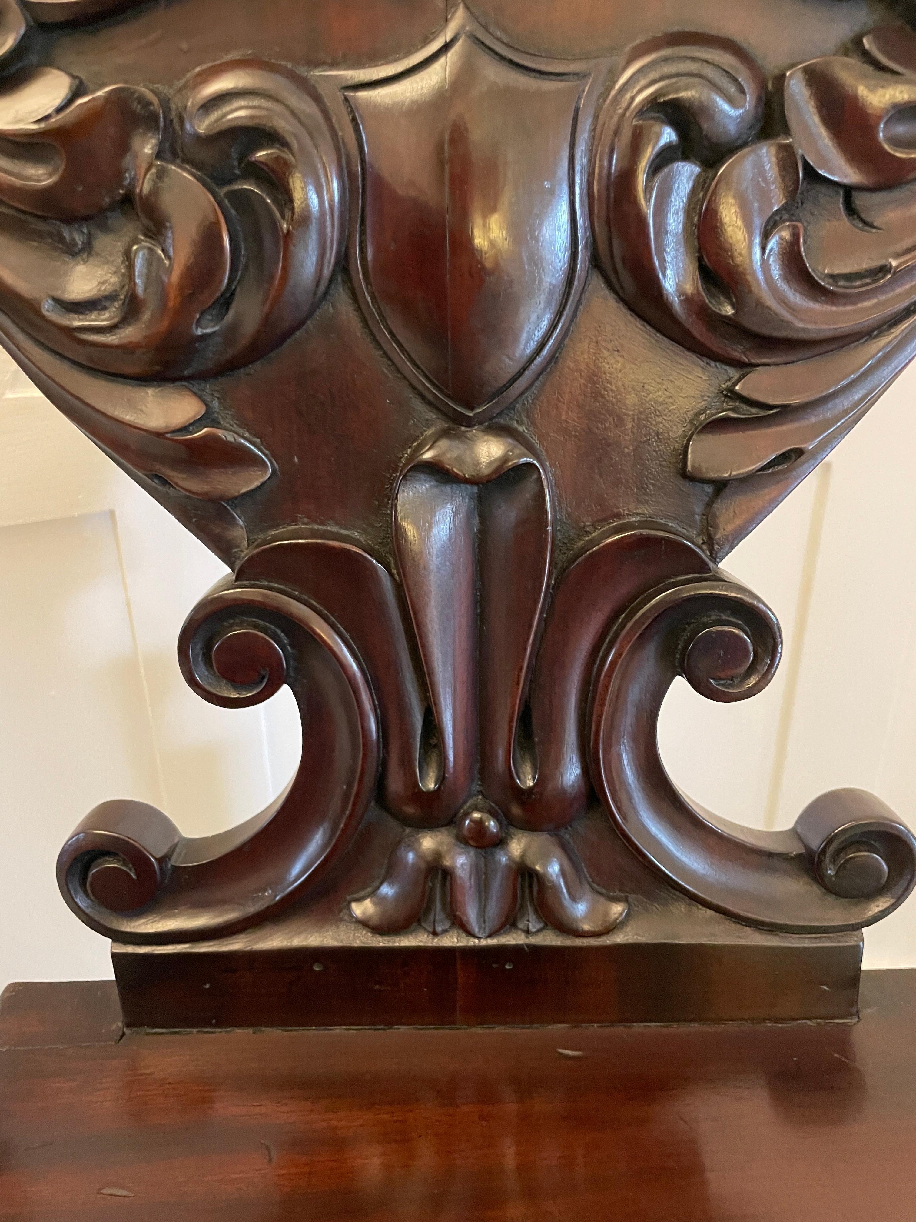 Autre Paire de chaises de salon en acajou sculpté de style Régence d'une qualité exceptionnelle en vente