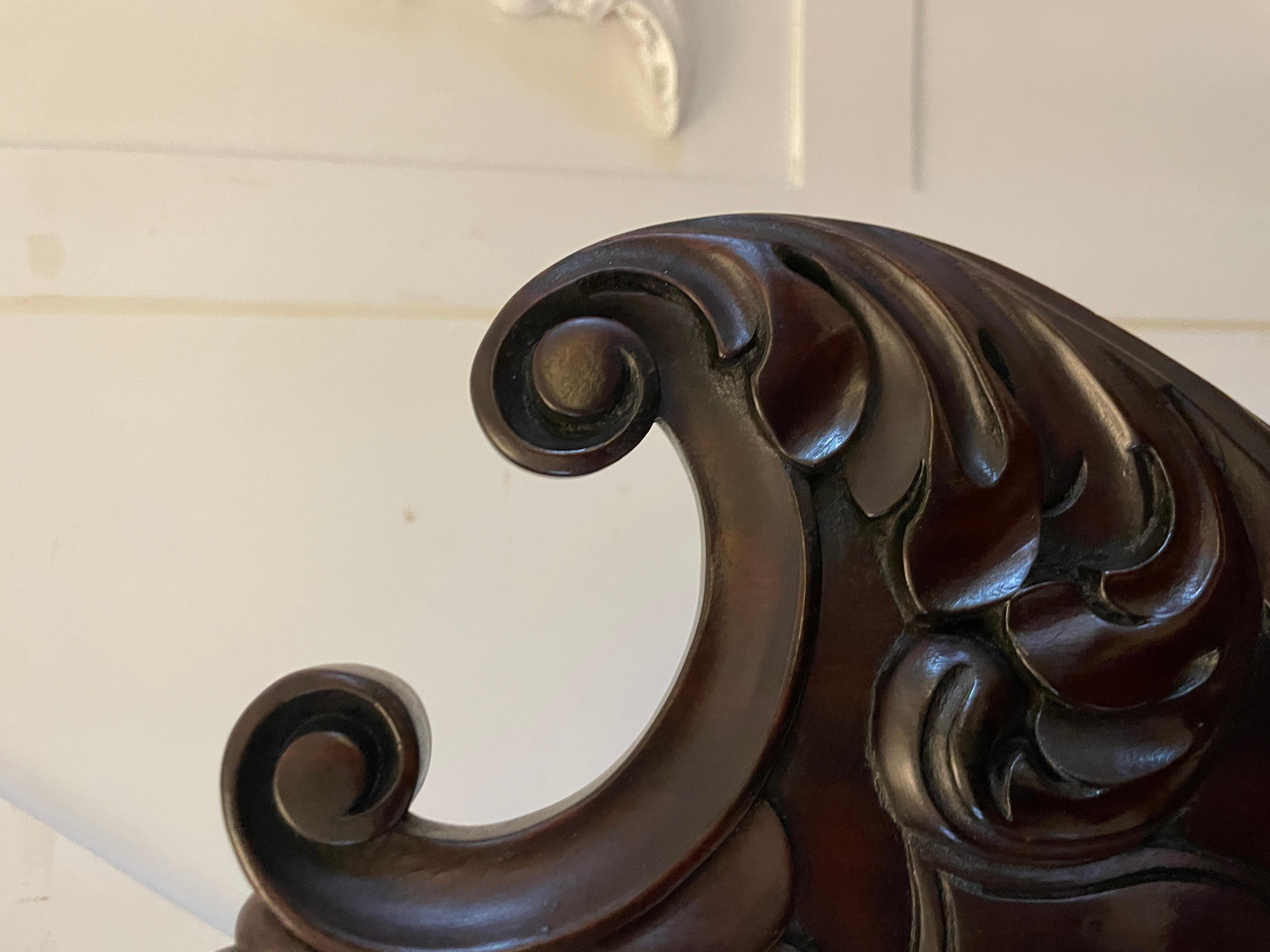 Paire de chaises de salon en acajou sculpté de style Régence d'une qualité exceptionnelle en vente 1