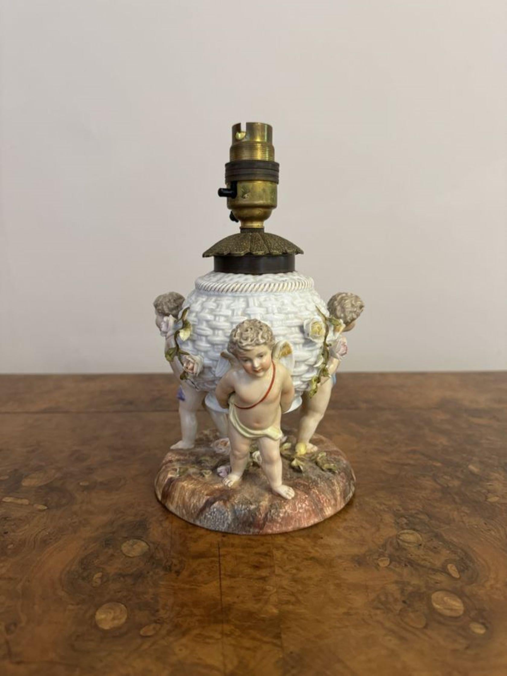 Porcelaine Paire de lampes anciennes Sitzendorf en porcelaine d'une qualité exceptionnelle en vente