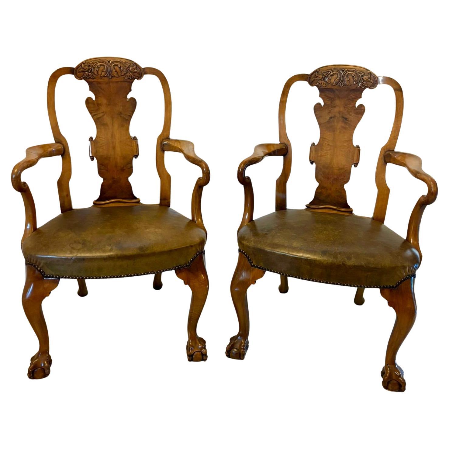 Paire de chaises de bureau en noyer sculpté de l'époque victorienne, d'une qualité exceptionnelle