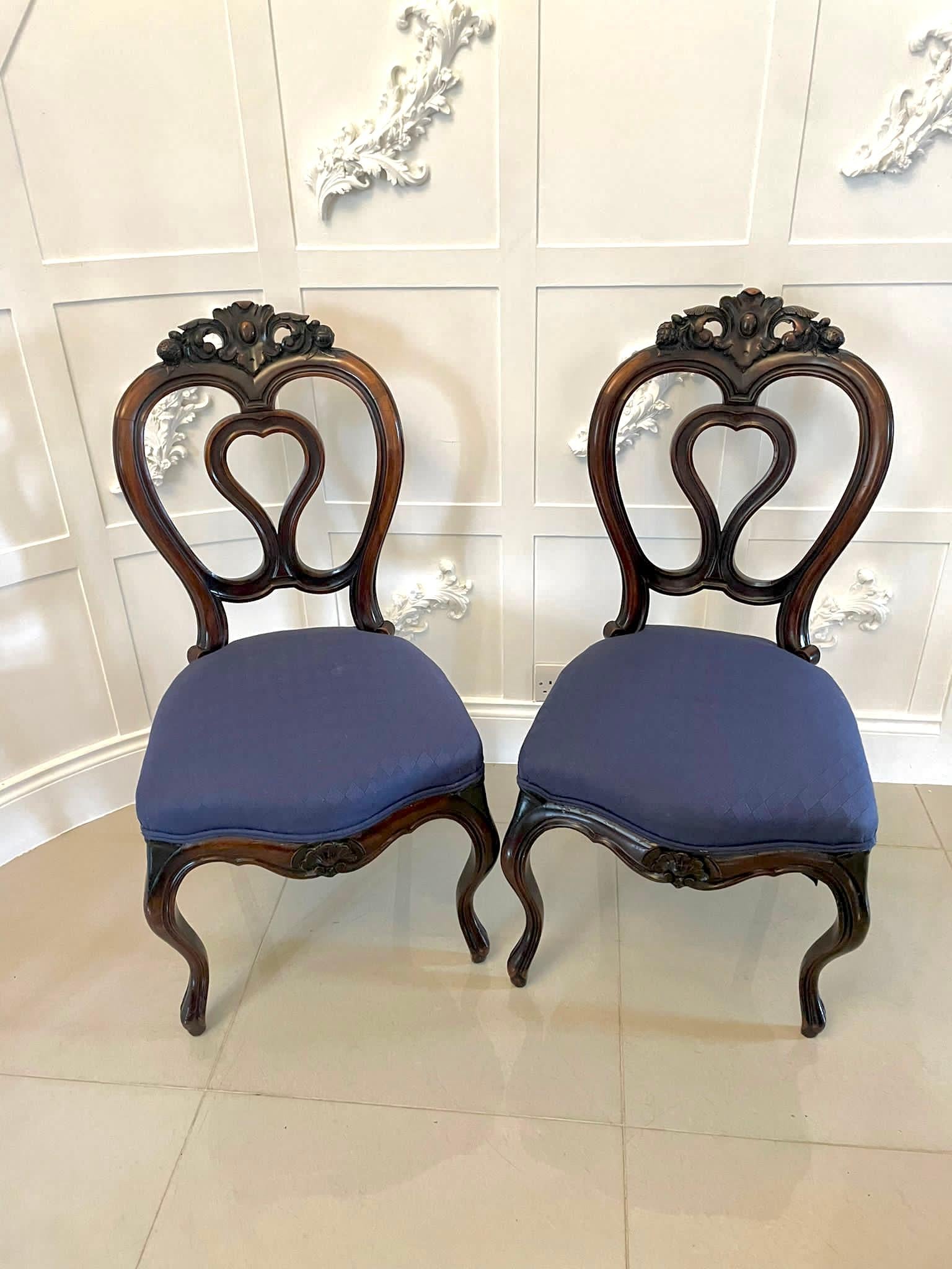 Paire de chaises d'appoint en noyer sculpté de l'époque victorienne, d'une qualité exceptionnelle en vente 4