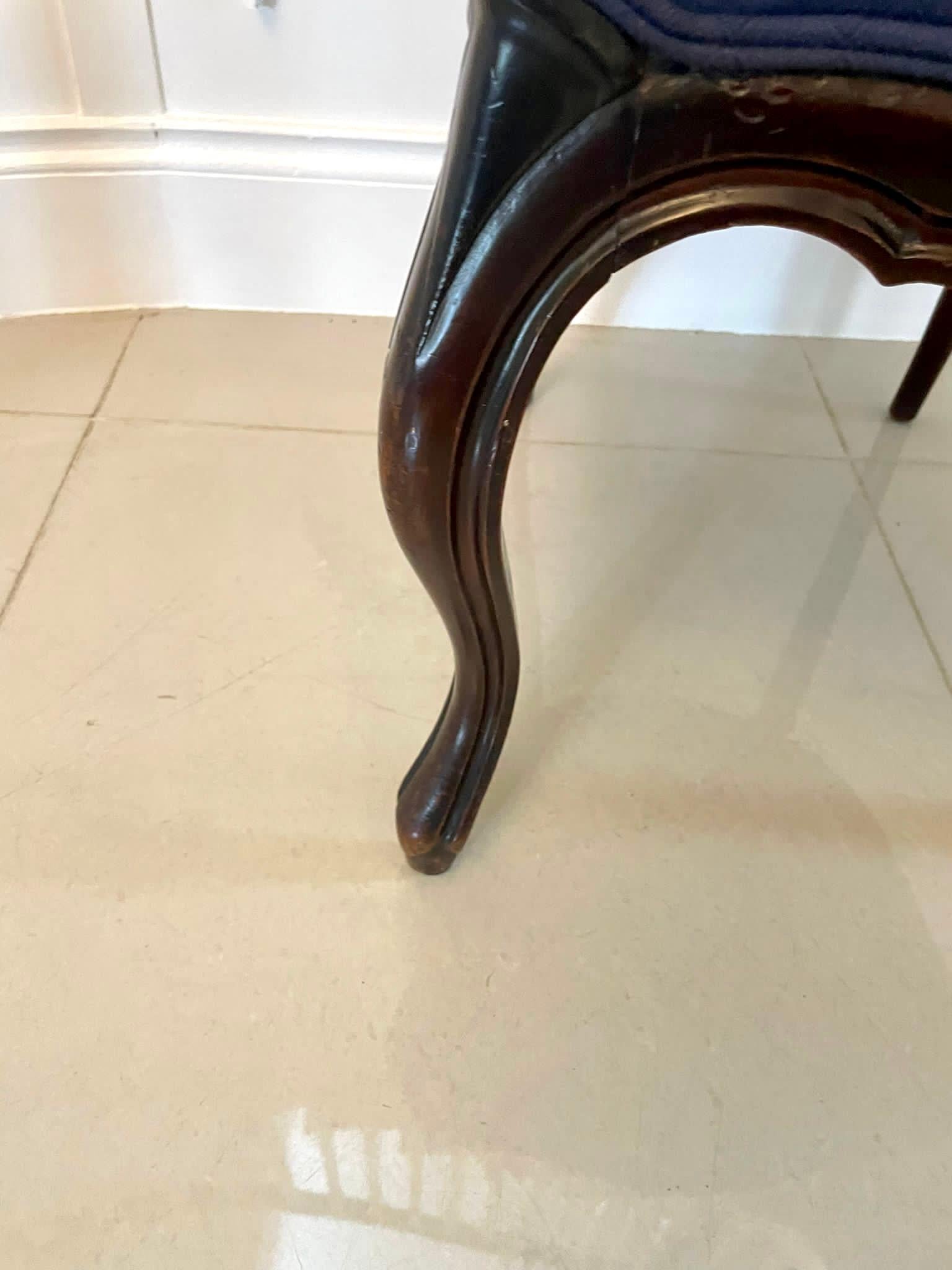 Paire de chaises d'appoint victoriennes en noyer sculpté de qualité exceptionnelle avec dossier en forme de noyer massif sculpté de qualité exceptionnelle, frise sculptée en forme de serpentin reposant sur des pieds cabriole en forme à l'avant et