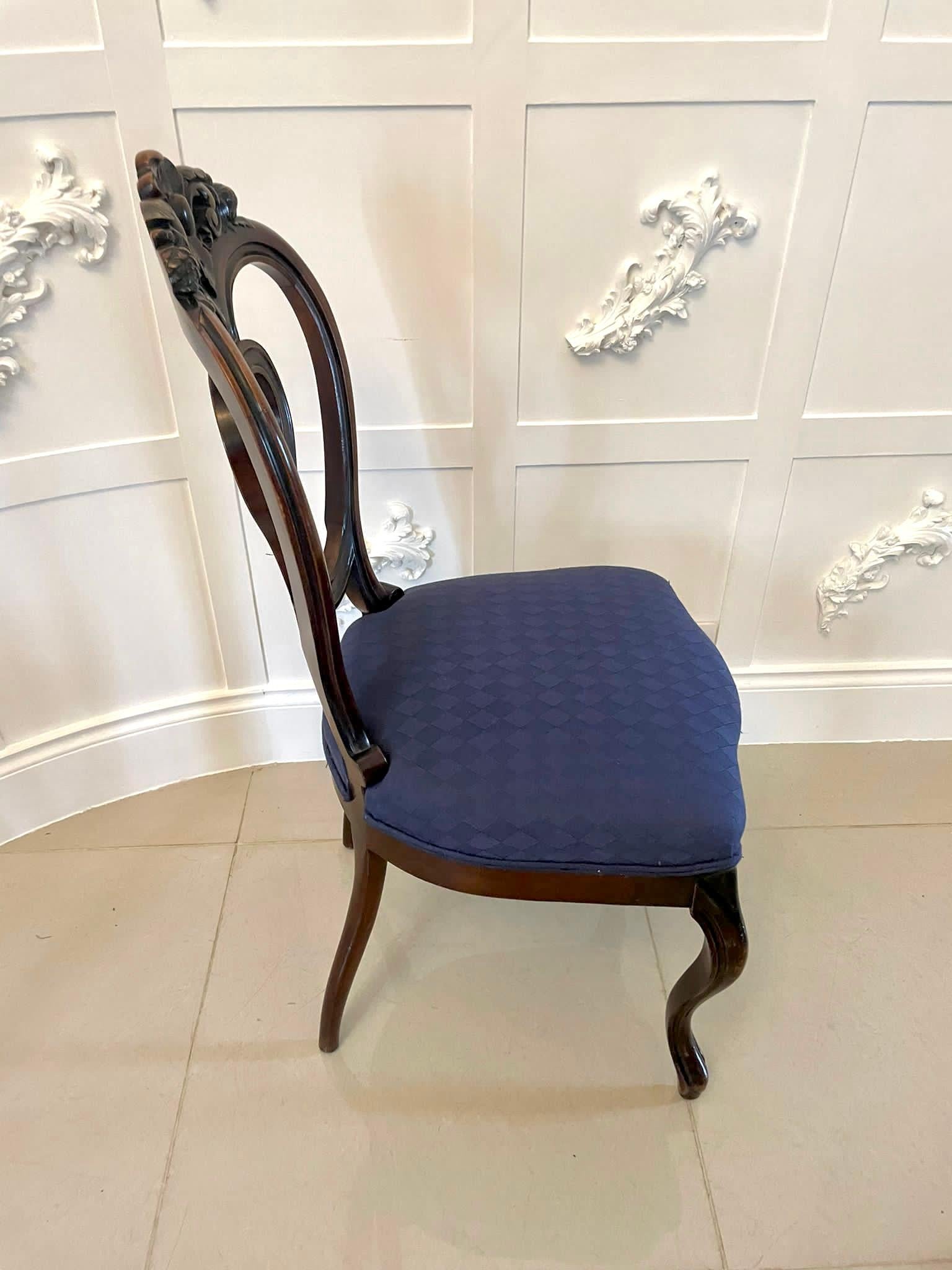 Victorien Paire de chaises d'appoint en noyer sculpté de l'époque victorienne, d'une qualité exceptionnelle en vente