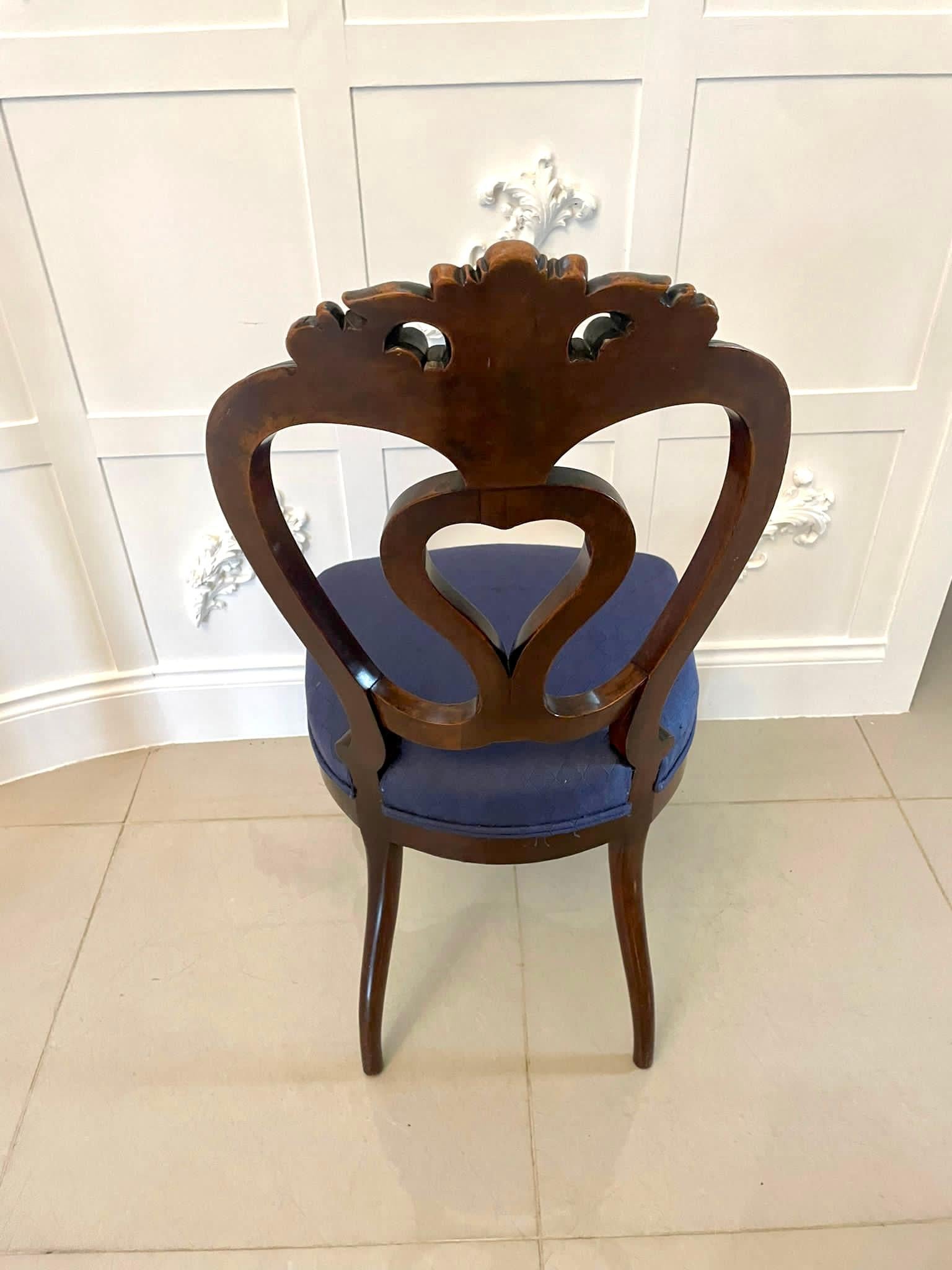Anglais Paire de chaises d'appoint en noyer sculpté de l'époque victorienne, d'une qualité exceptionnelle en vente