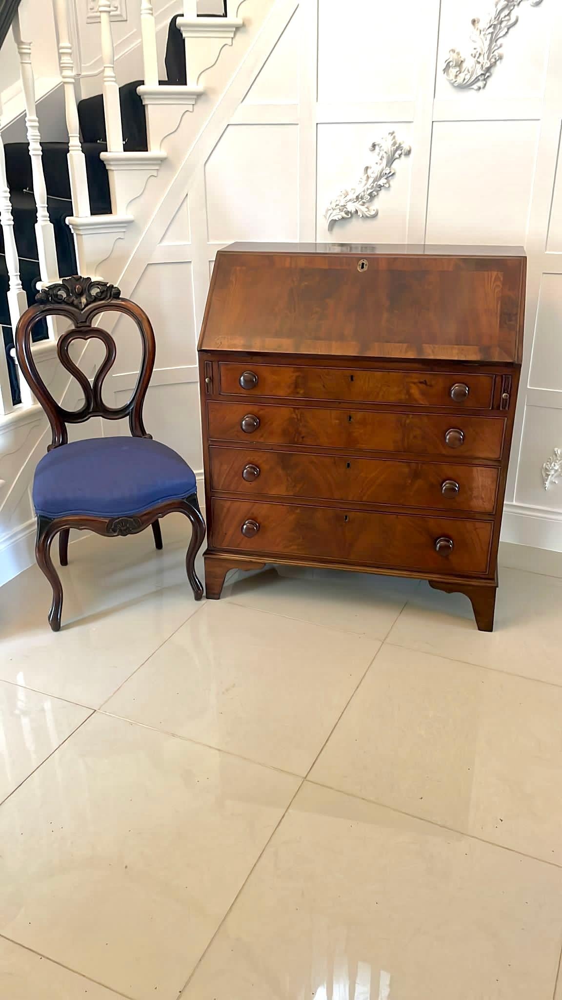 Milieu du XIXe siècle Paire de chaises d'appoint en noyer sculpté de l'époque victorienne, d'une qualité exceptionnelle en vente