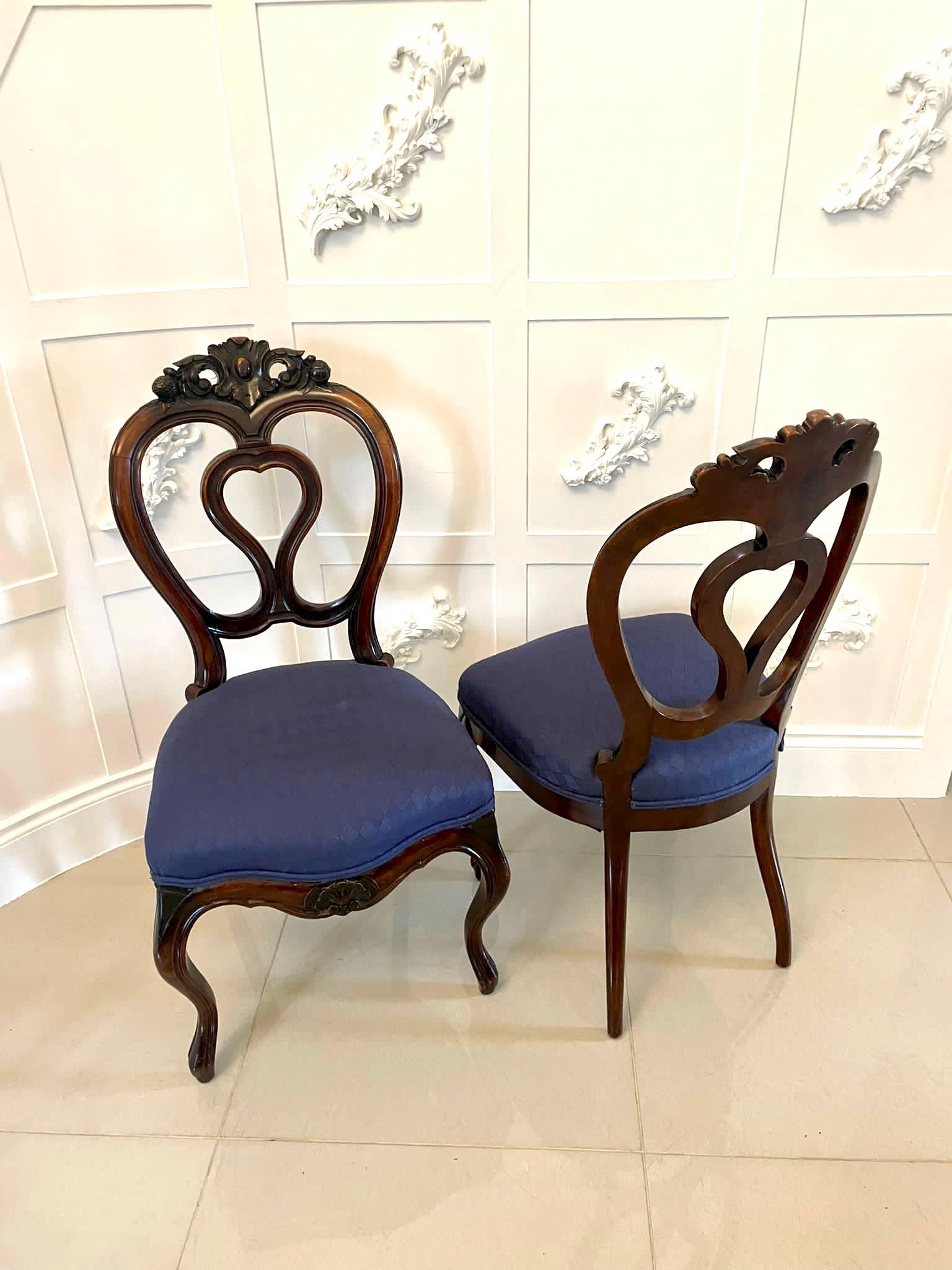 Noyer Paire de chaises d'appoint en noyer sculpté de l'époque victorienne, d'une qualité exceptionnelle en vente