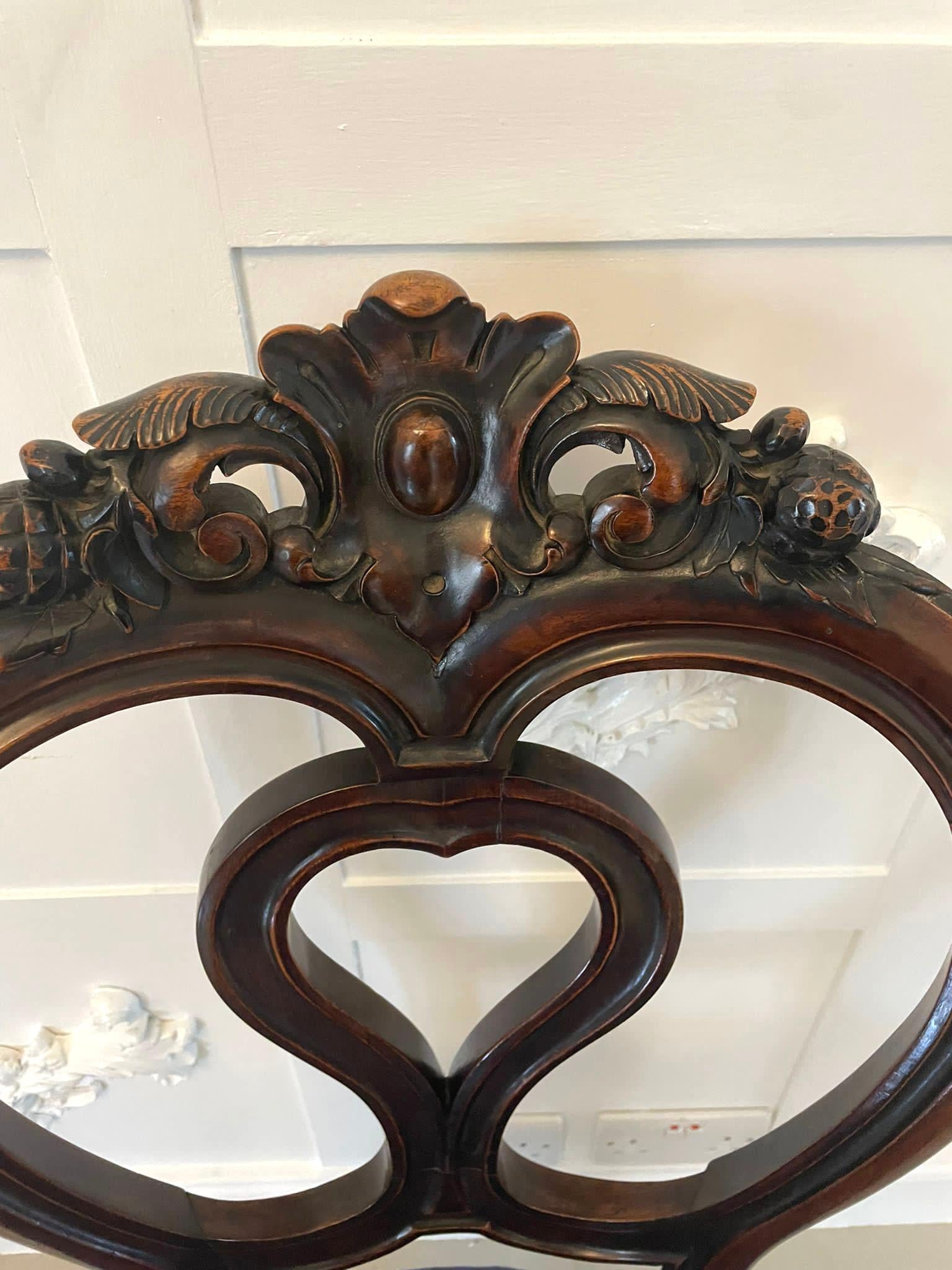 Paire de chaises d'appoint en noyer sculpté de l'époque victorienne, d'une qualité exceptionnelle en vente 1