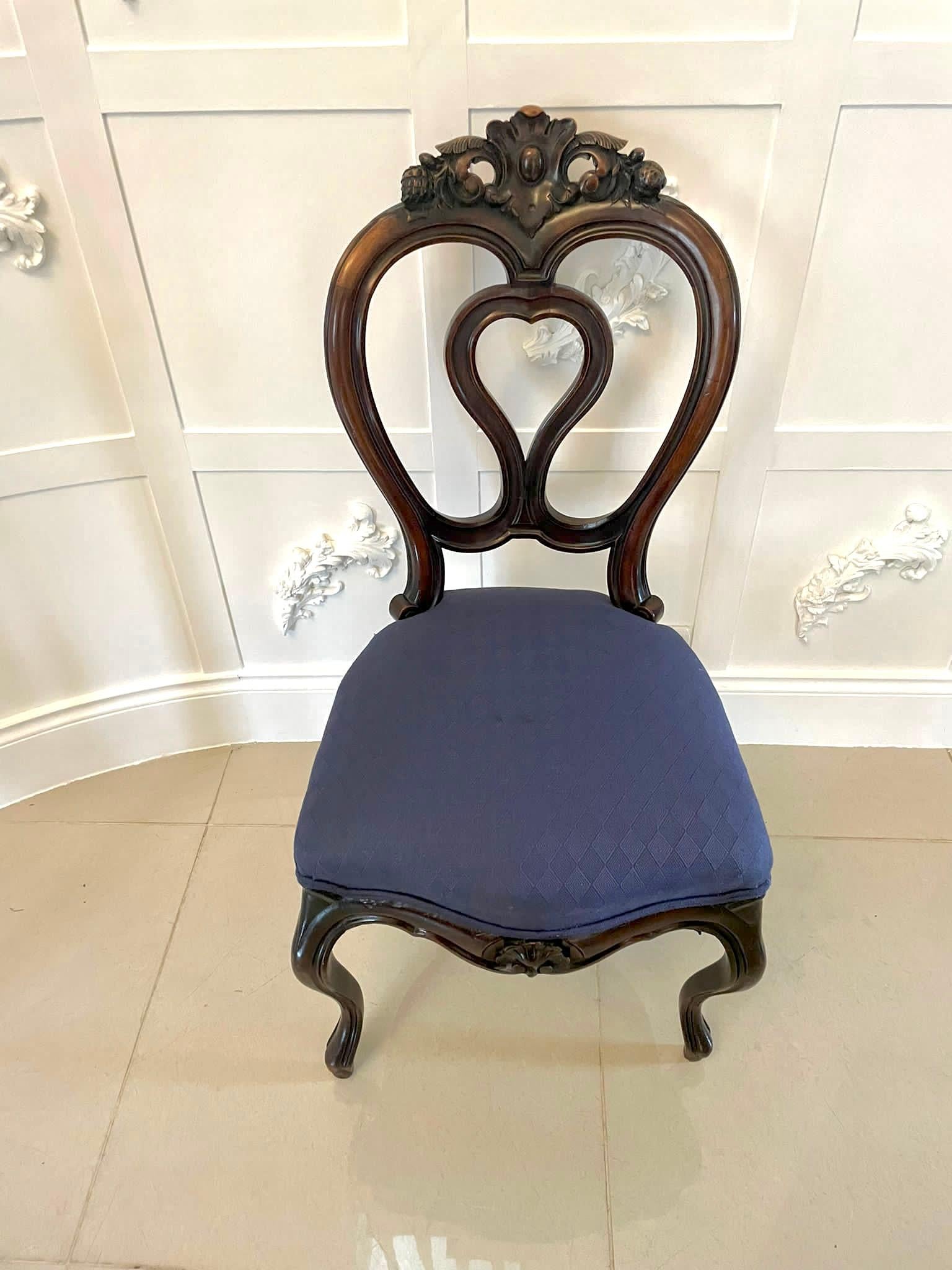 Paire de chaises d'appoint en noyer sculpté de l'époque victorienne, d'une qualité exceptionnelle en vente 2