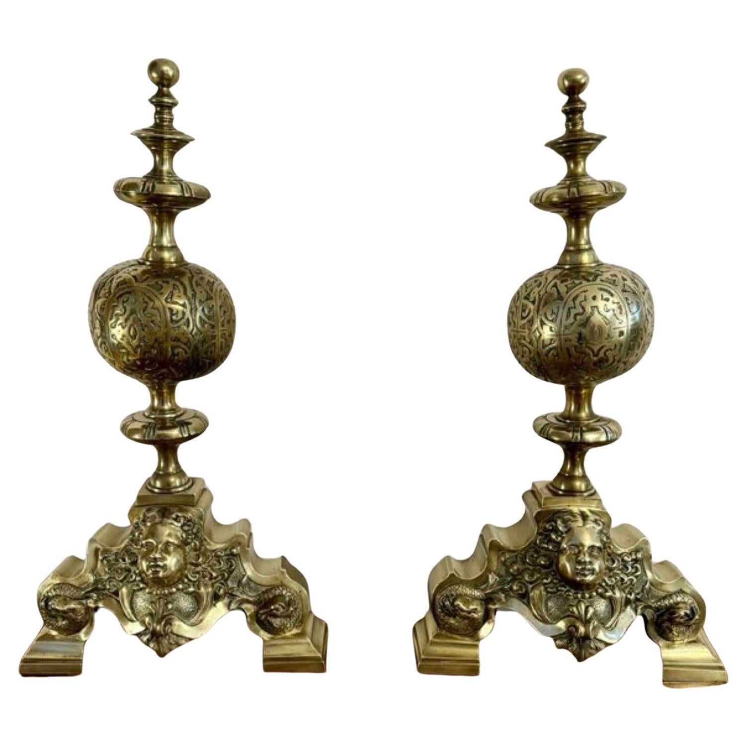 Coppia di antichi ciminiere in ottone ornate in stile vittoriano di qualità eccezionale