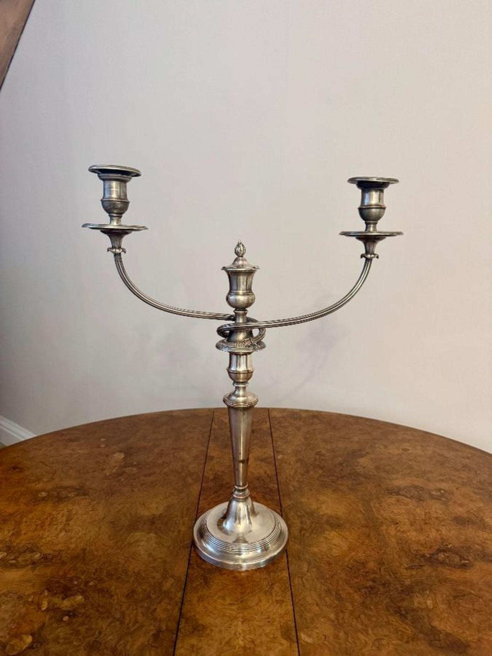 Placcato argento Coppia di candelabri antichi vittoriani placcati in argento di eccezionale qualità in vendita