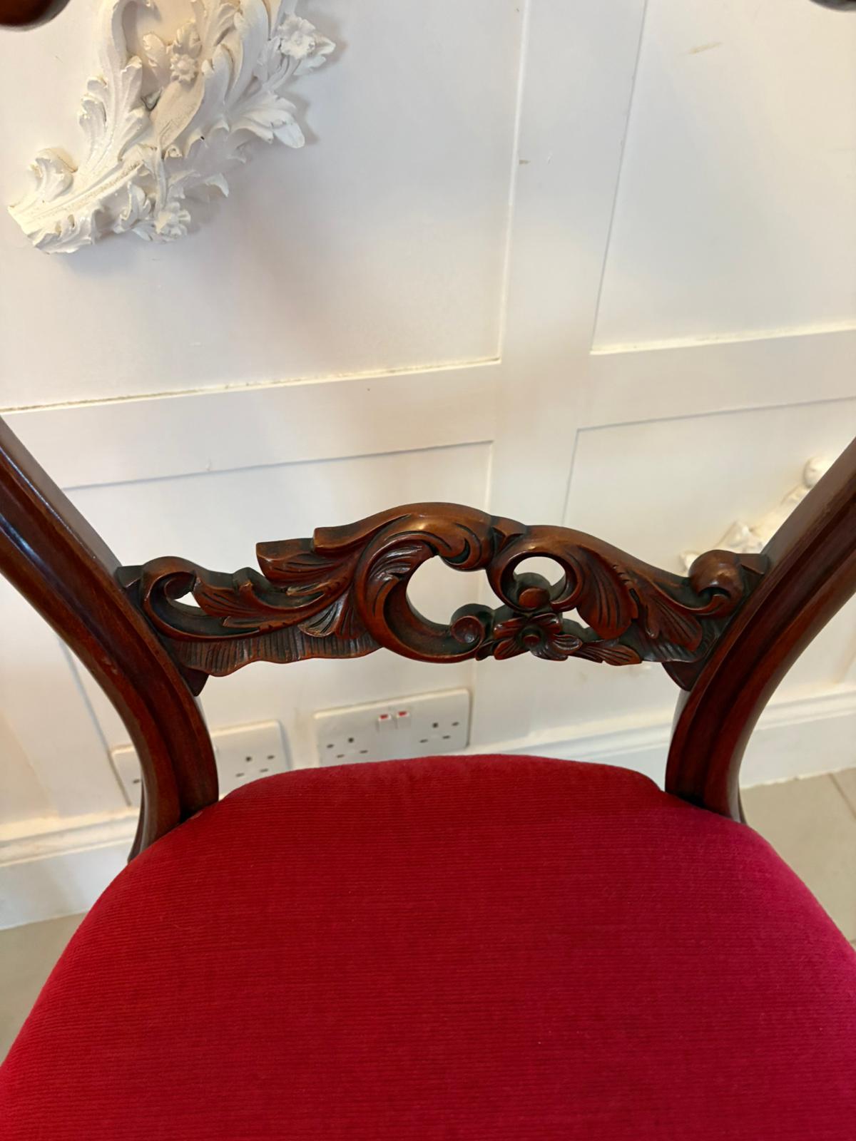 Ensemble de 10 chaises de salle à manger victoriennes anciennes en acajou sculpté de qualité exceptionnelle en vente 4