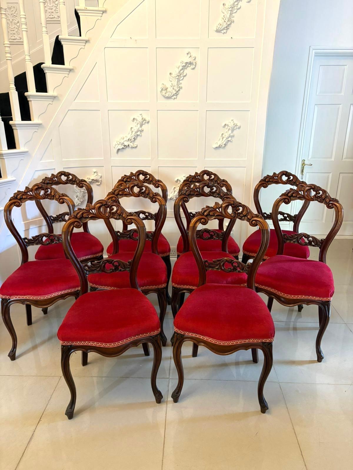 Ensemble exceptionnel de 10 chaises de salle à manger en acajou sculpté de style victorien, avec un magnifique plateau en acajou sculpté, orné de volutes, de fleurs et de feuilles sculptées, un dosseret sculpté au centre, des sièges en forme de
