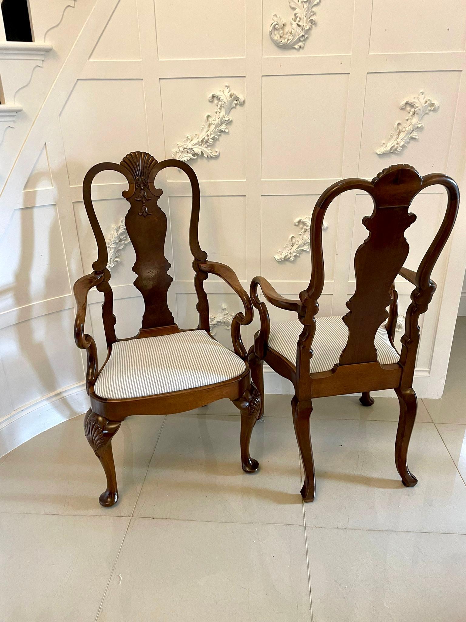 Eccezionale set di 10 sedie da pranzo antiche in noce di epoca vittoriana, composto da due sedie carver e otto sedie singole, con schienali in noce intagliati e sagomati di qualità eccezionale, con un'alzatina in radica di noce, le sedie carver con