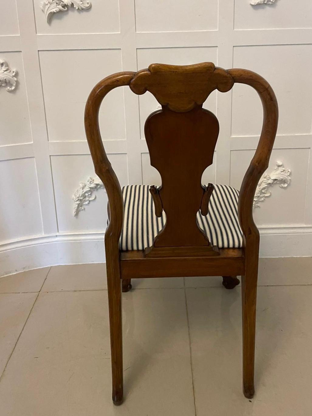 Ensemble de 12 chaises de salle à manger en ronce de noyer de l'époque victorienne, d'une qualité exceptionnelle en vente 4