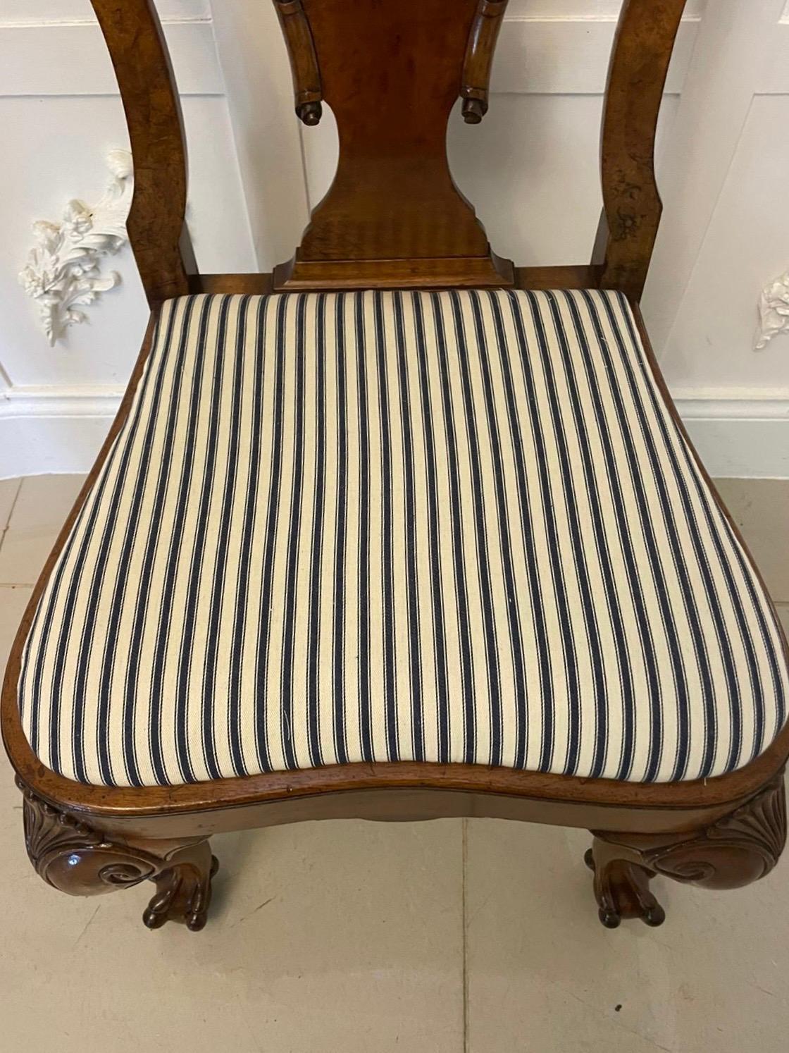 Ensemble de 12 chaises de salle à manger en ronce de noyer de l'époque victorienne, d'une qualité exceptionnelle en vente 8