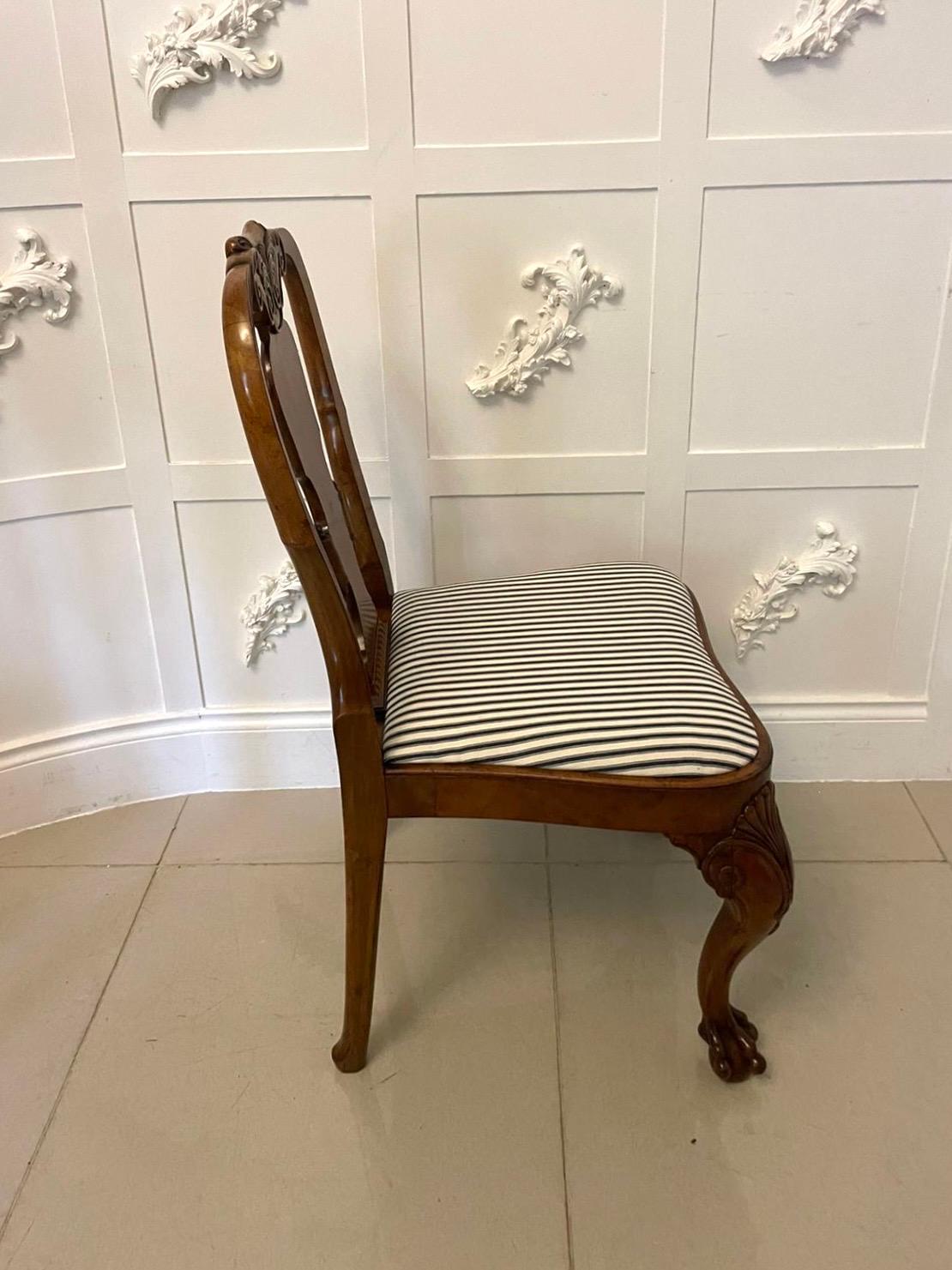 Ensemble de 12 chaises de salle à manger en ronce de noyer de l'époque victorienne, d'une qualité exceptionnelle en vente 9
