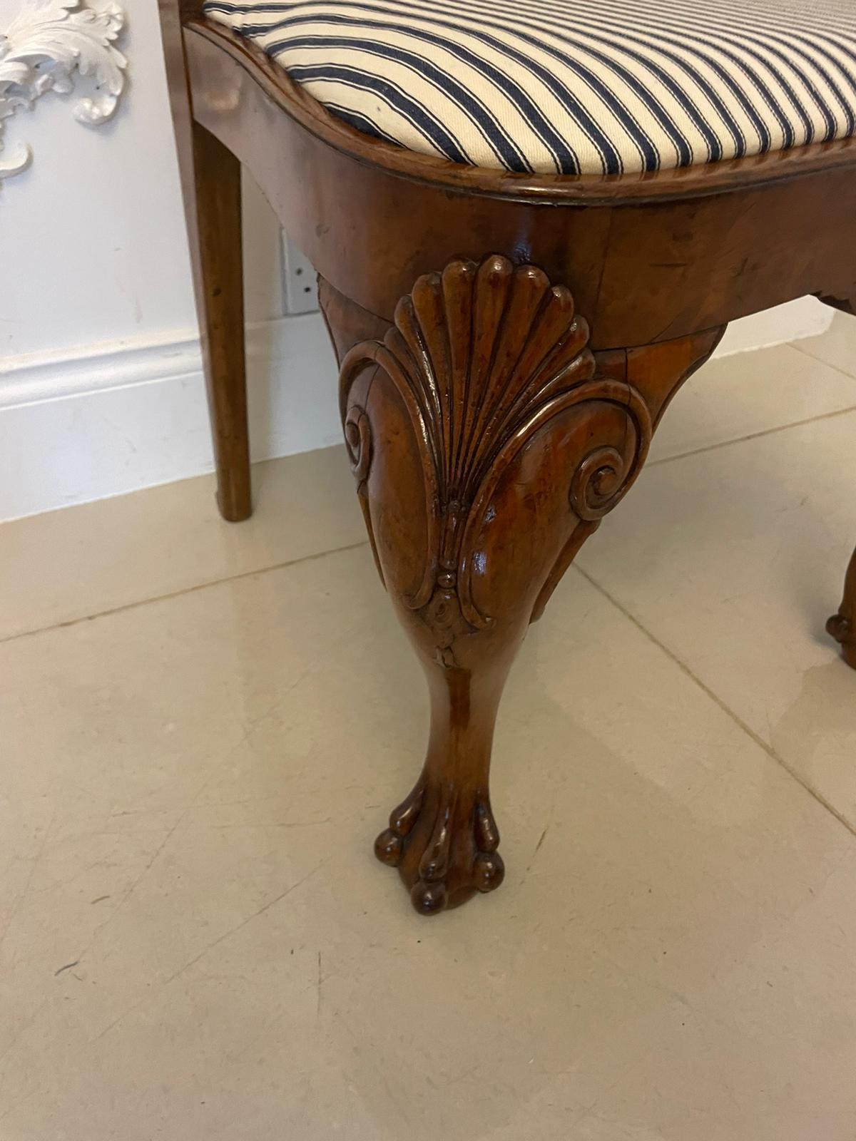 Ensemble de 12 chaises de salle à manger en ronce de noyer de l'époque victorienne, d'une qualité exceptionnelle en vente 10