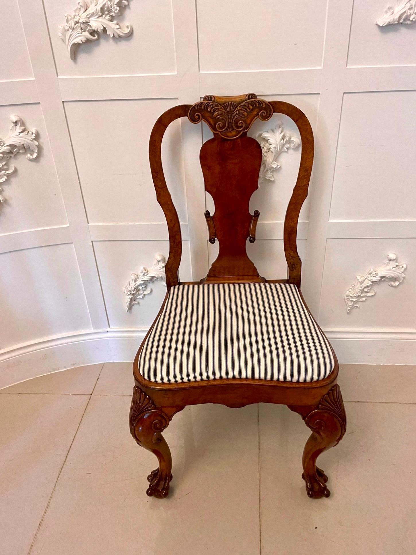 Ensemble de 12 chaises de salle à manger en ronce de noyer de l'époque victorienne, d'une qualité exceptionnelle en vente 12