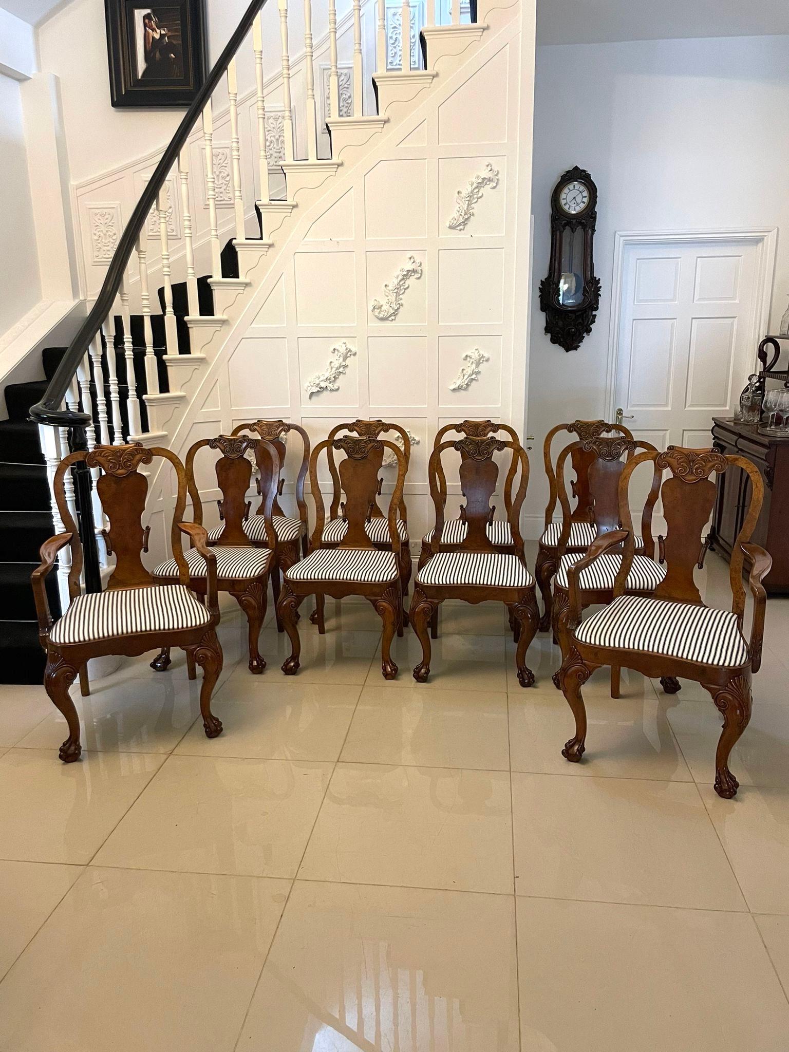 Victorien Ensemble de 12 chaises de salle à manger en ronce de noyer de l'époque victorienne, d'une qualité exceptionnelle en vente