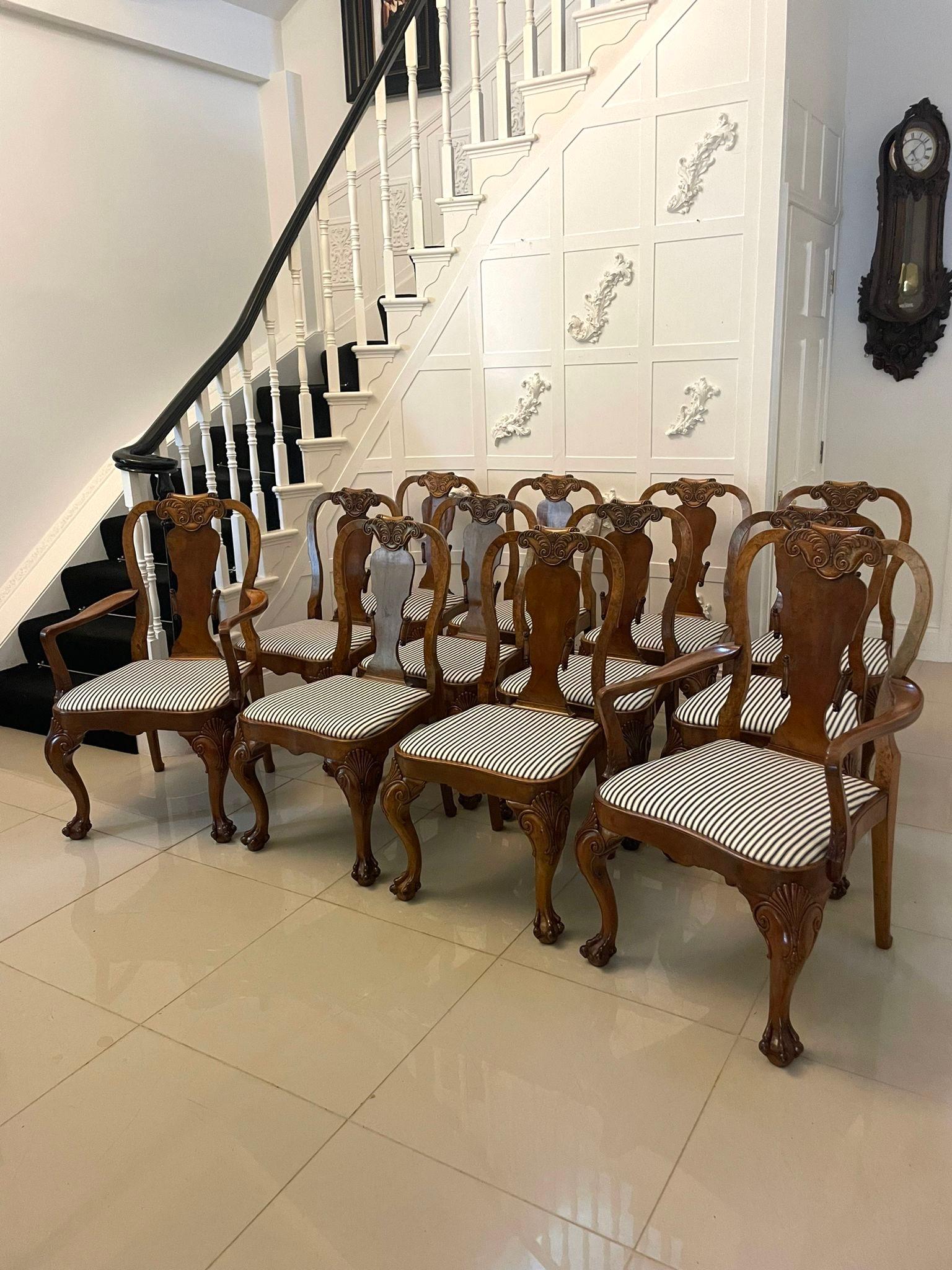 Anglais Ensemble de 12 chaises de salle à manger en ronce de noyer de l'époque victorienne, d'une qualité exceptionnelle en vente