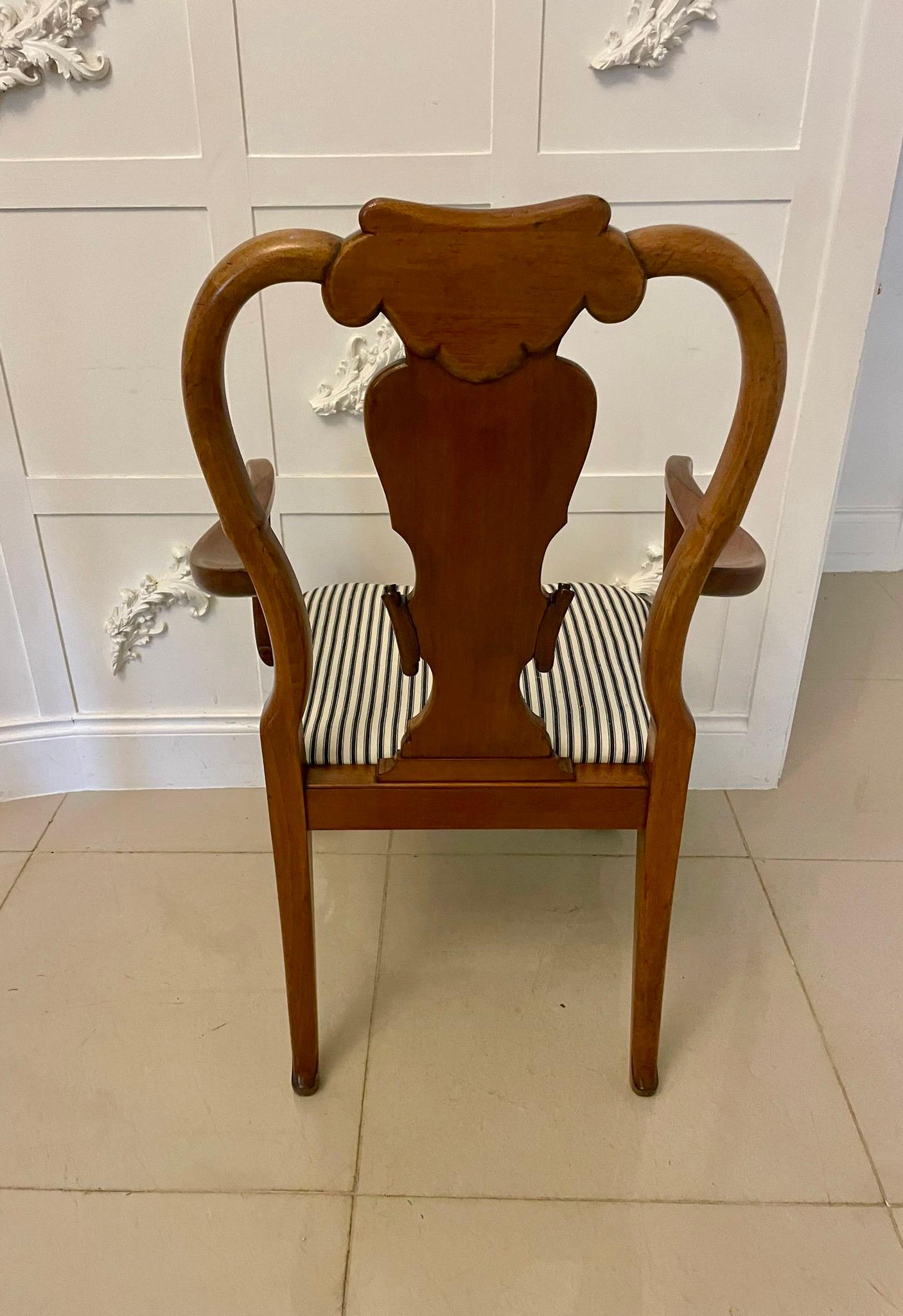 XIXe siècle Ensemble de 12 chaises de salle à manger en ronce de noyer de l'époque victorienne, d'une qualité exceptionnelle en vente